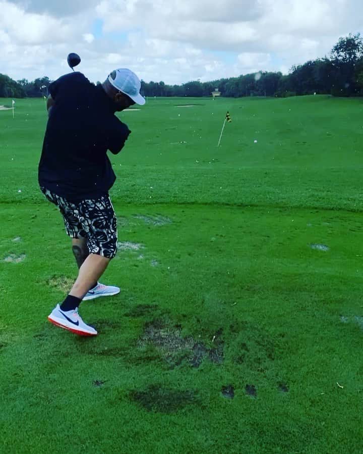 カルロス・ブーザーのインスタグラム：「And So It Begins..... #HOLDAT ⛳️」