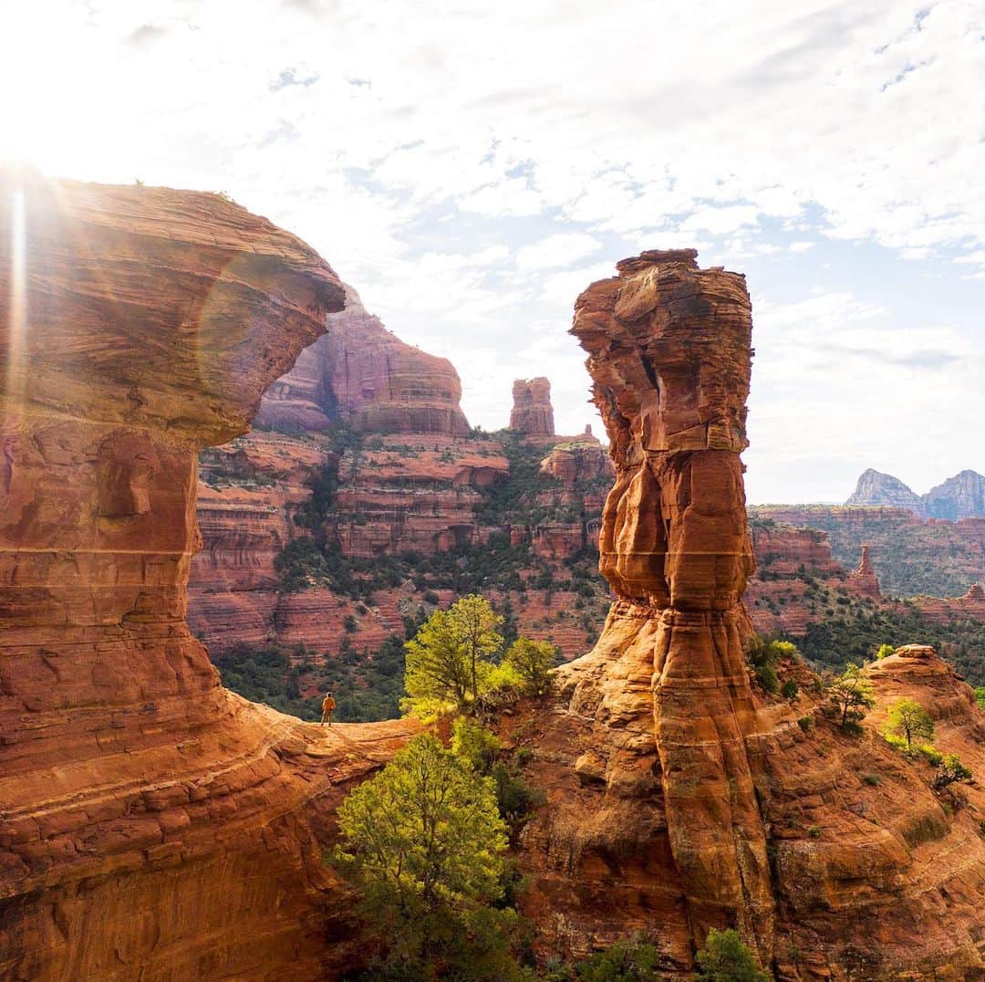 クリス・バーカードのインスタグラム：「I was every bit a skeptic about the famed ‘Energy Vortex’ in Sedona. After spending a week exploring the trails, soaking in the night sky & immersing myself in the red rock dust ...I can say I’m a believer. It’s every bit as visceral as described.」