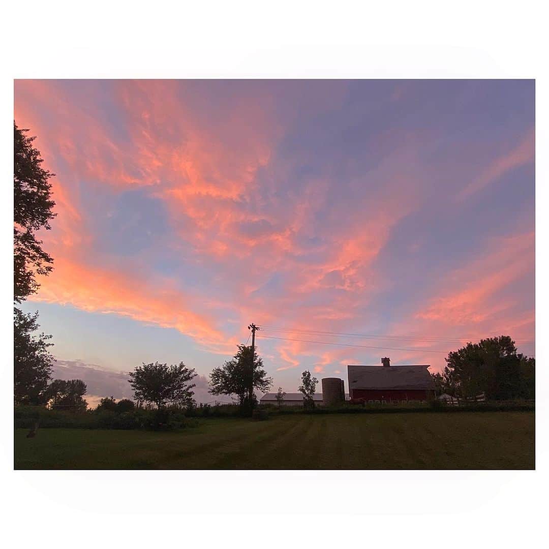 シャンテル・ヴァンサンテンのインスタグラム：「Sunsets in simple towns. #Minnestoa」