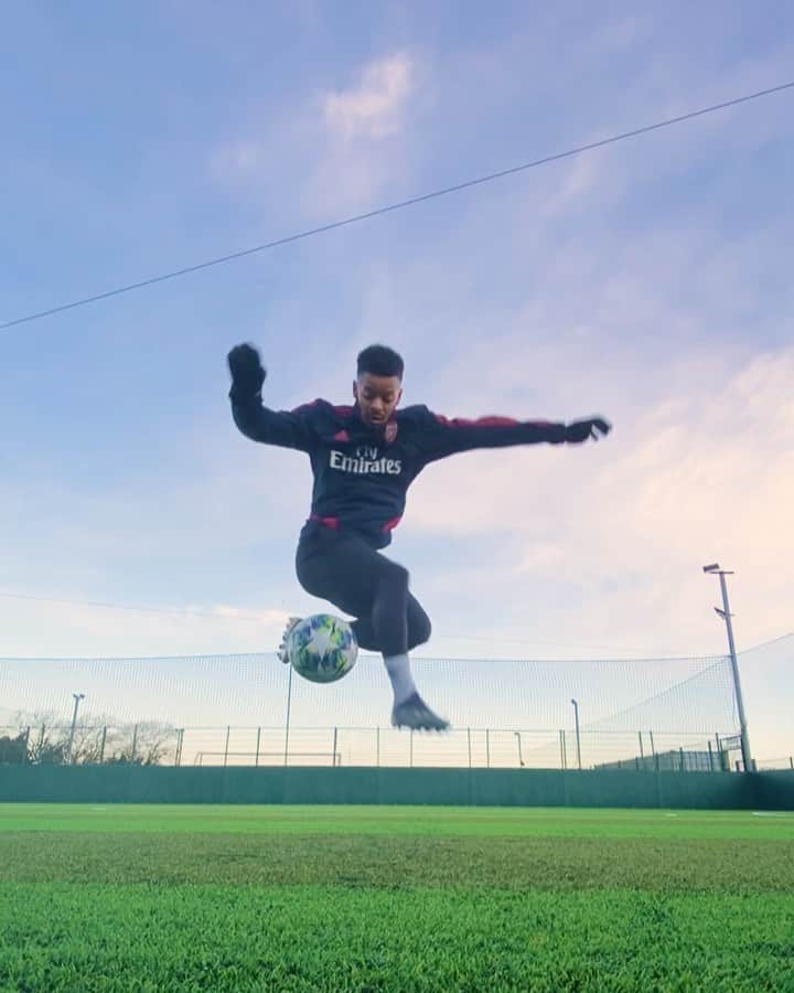 F2Freestylersのインスタグラム：「Off to the final like.. 💨☺️ Will Arsenal win or lose?... 🤔 #arsenal #facup #final」