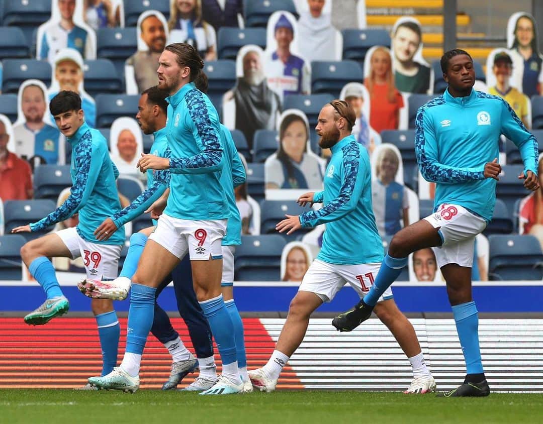 サム・ギャラガーのインスタグラム：「20/21 @rovers Training kit looking sharp 👌🏼 🔵⚪️」