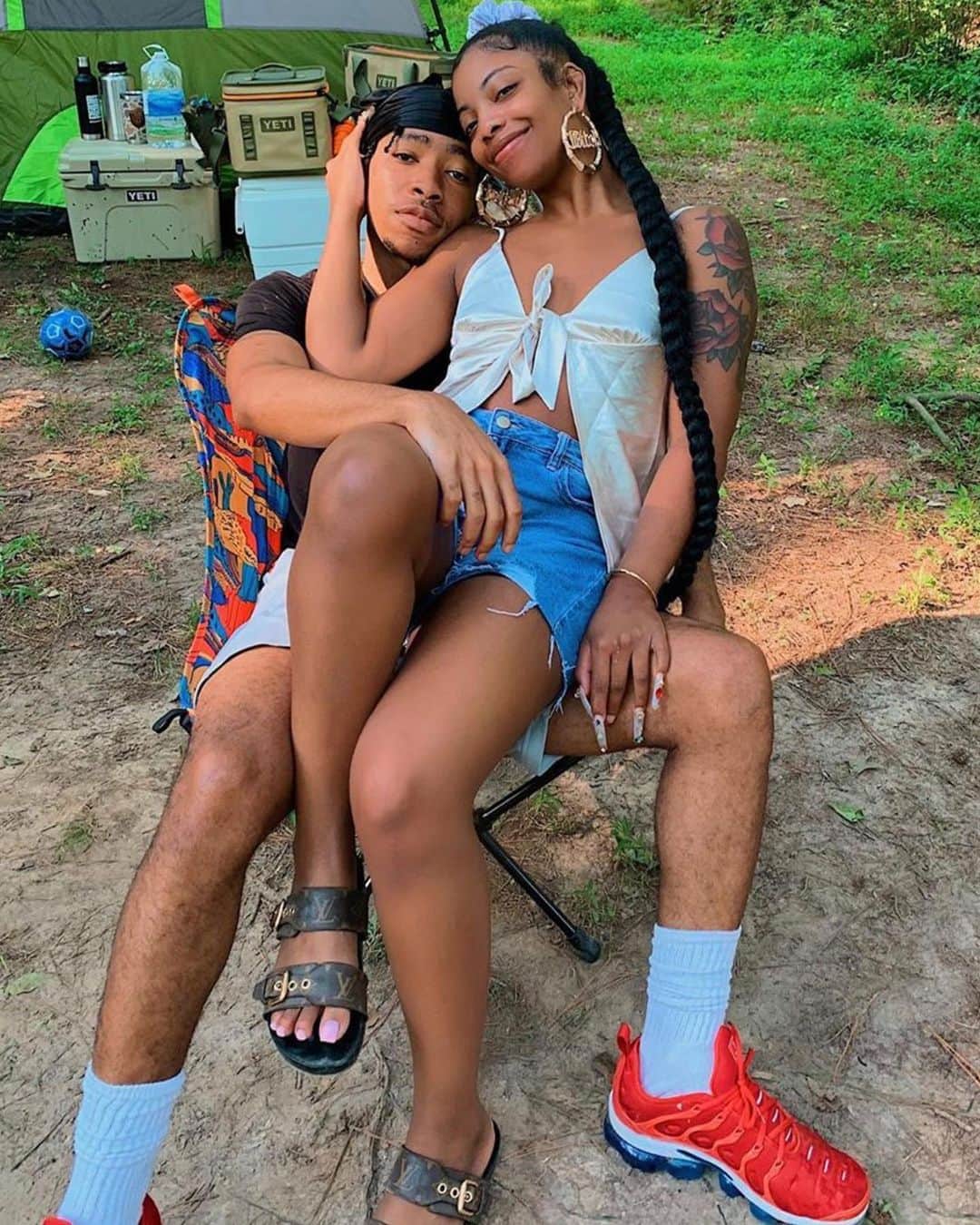 YouTubeさんのインスタグラム写真 - (YouTubeInstagram)「It's a summer of love for @kenw and @dearra 💕🌞 Click the link in the bio to set off on a summer camping adventure.」7月20日 4時54分 - youtube