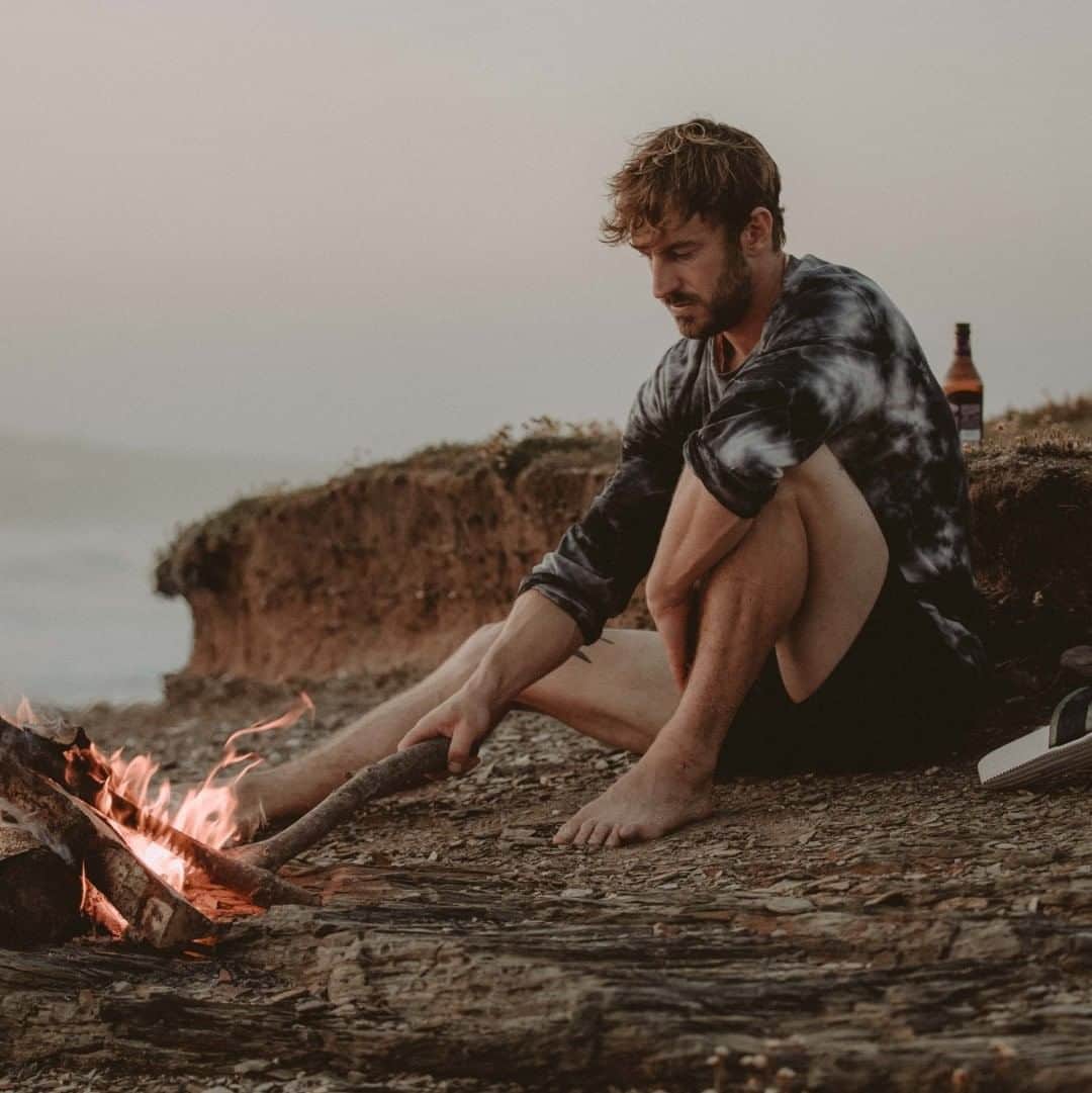 MR PORTERさんのインスタグラム写真 - (MR PORTERInstagram)「A campfire and a cold one under the stars. What better way to end the surf trip of a lifetime. If you've loved our adventures with some of the world's best surfers, head to the link in bio to discover the exclusive collection that inspired it all. 📷 Mr @james_aiken #MRPORTERGoneSurfin #FriendsofMRPORTER」7月20日 5時00分 - mrporter