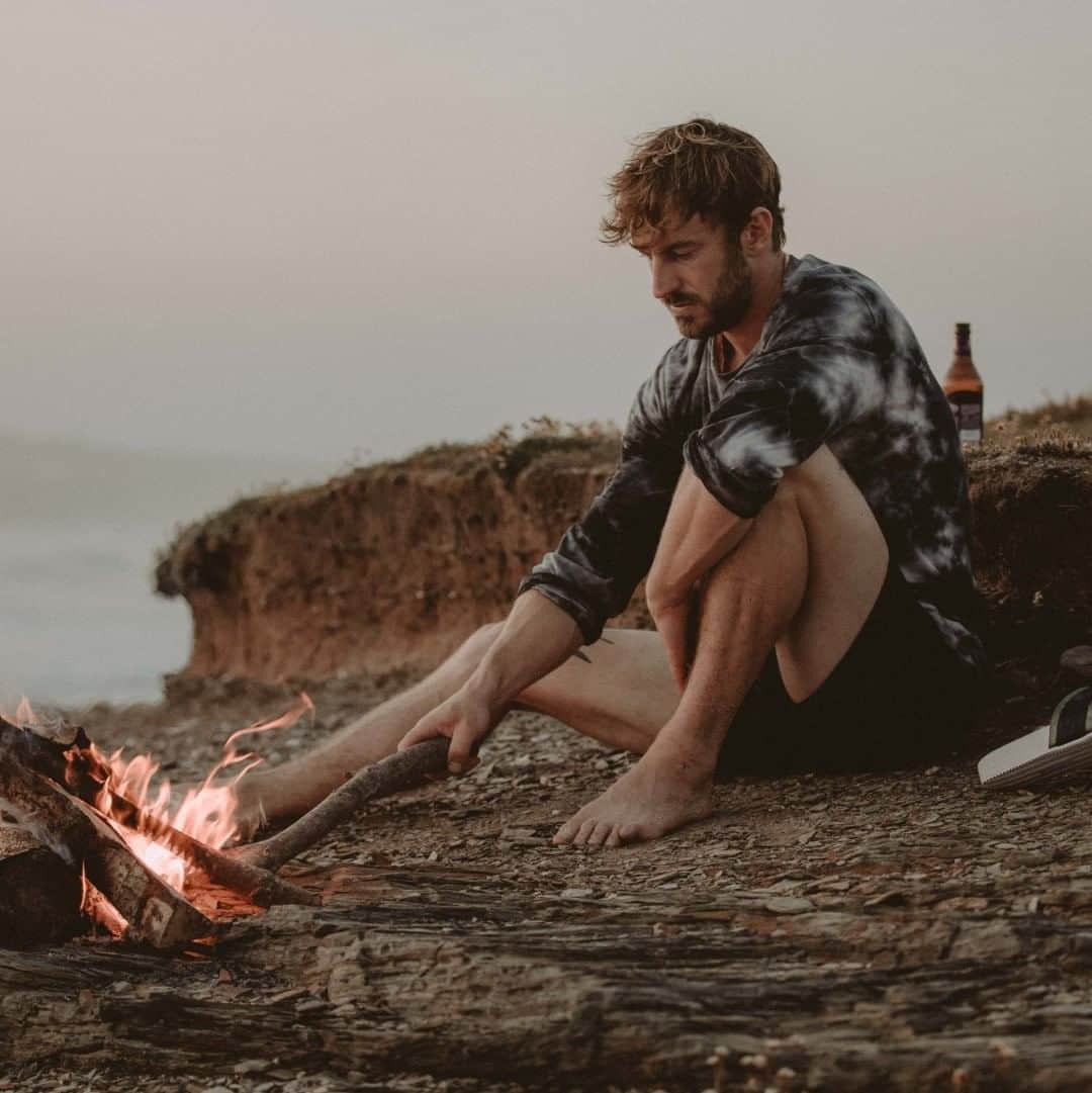 MR PORTERのインスタグラム：「A campfire and a cold one under the stars. What better way to end the surf trip of a lifetime. If you've loved our adventures with some of the world's best surfers, head to the link in bio to discover the exclusive collection that inspired it all. 📷 Mr @james_aiken #MRPORTERGoneSurfin #FriendsofMRPORTER」
