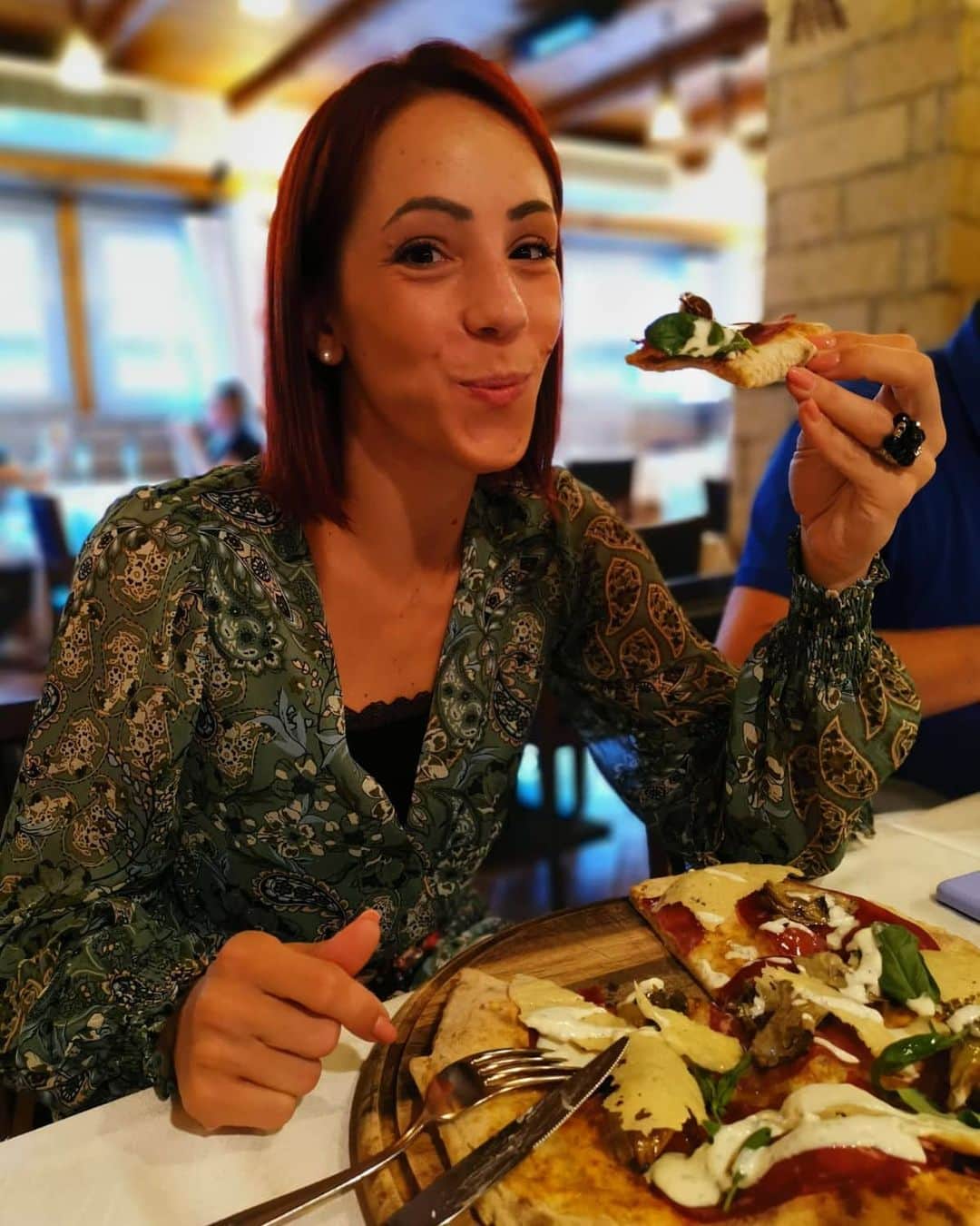 ニコーレ・デラ・モニカのインスタグラム：「Dalla faccia si capisce la bontà di questa pizza 😋🍕  #beatotemilano #pizzagourmet #pizzalover #foodlover #love #tasty」