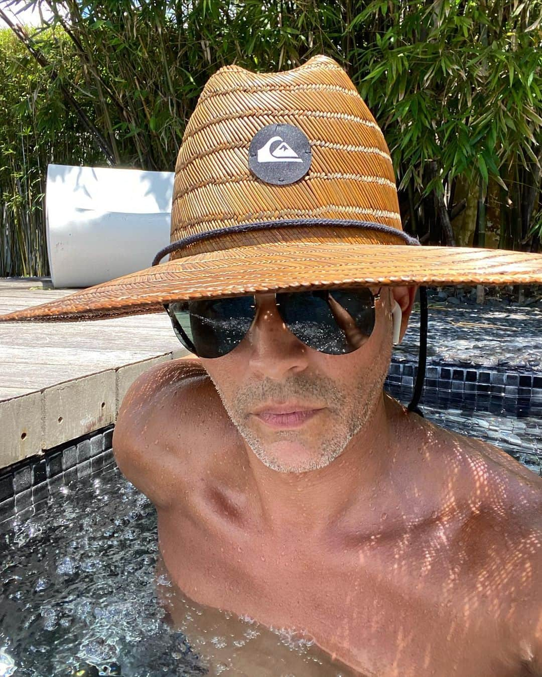 Rodner Figueroaさんのインスタグラム写真 - (Rodner FigueroaInstagram)「Les deseo un feliz Domingo! Wish you a happy Sunday! El día en Miami Beach estaba espectacular para ir a la playa pero dadas las circunstancias del repunte preferí quedarme en la piscina de casa tranquilo y relajado. Ahora es mejor prevenir! Así que estoy en modo hogar dulce hogar!!! Que la pasen rico este Domingo!!! #rodnerfigueroa #homesweethome #hogardulcehogar #pool #piscina #stayhome」7月20日 5時28分 - rodnerfigueroa