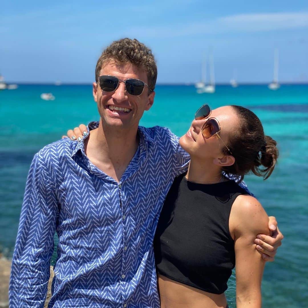 トーマス・ミュラーのインスタグラム：「Positive vibes in casa de muller 😎🥰🤩 #partnerincrime #canalwayslaughwithyou  #batteryscharged #jetztgehtswiederlos #onthehunt #derfcbisthungrigmeinefreunde」