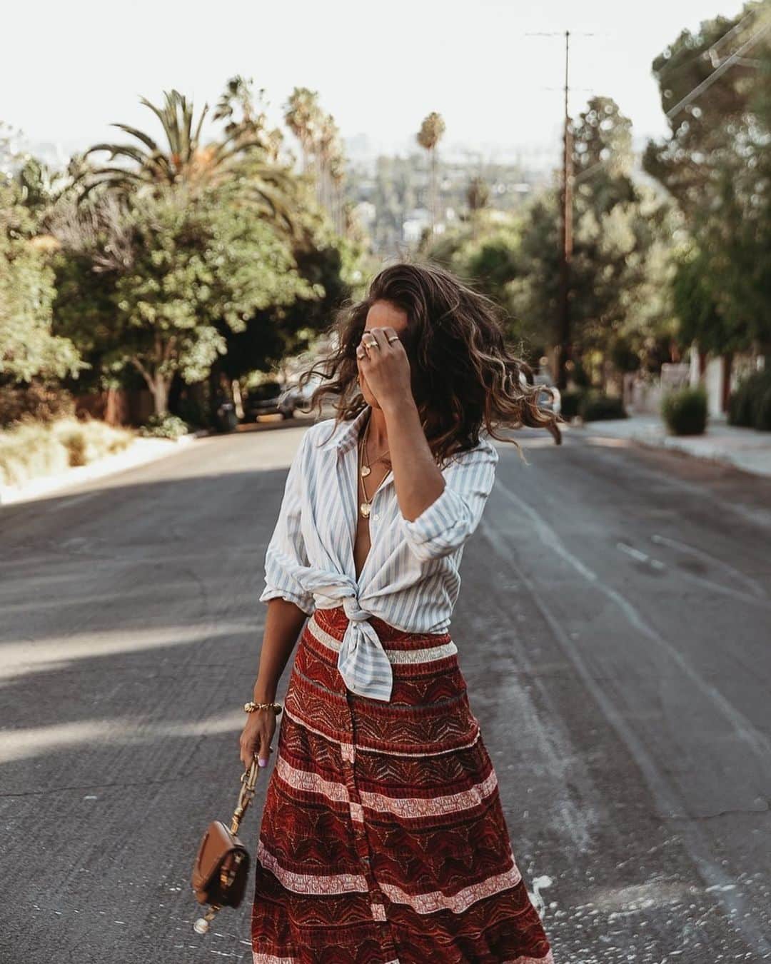 Collage Vintageのインスタグラム：「Walks around my neighborhood wearing cute outfits it’s one of my favorite things to do this summer 🤗 @sezane  Caminar un ratito por mi barrio todas las tardes con looks bonitos es uno de mis momentos favoritos de este verano 🤗 #sezanelovesmadrid」