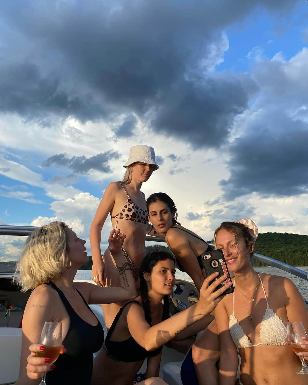 キャロライン・ヴリーランドさんのインスタグラム写真 - (キャロライン・ヴリーランドInstagram)「Last weekend lake life photo dump 🛶⛺️🏞🦋」7月20日 5時41分 - carolinevreeland