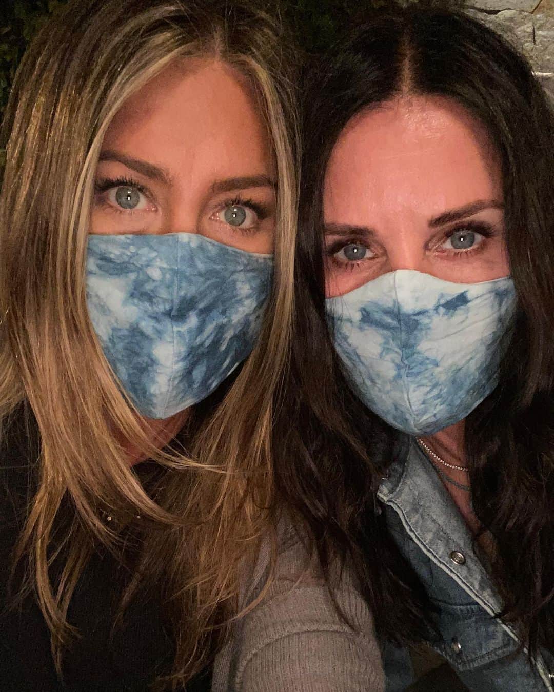 ジェニファー・アニストンさんのインスタグラム写真 - (ジェニファー・アニストンInstagram)「This is our friend Kevin. Perfectly healthy, not one underlying health issue. This is Covid. This is real. ⠀ ⠀ We can't be so naive to think we can outrun this...if we want this to end, and we do, right? The one step we can take is PLEASE #wearadamnmask.⠀ ⠀ Just think about those who've already suffered through this horrible virus. Do it for your family. And most of all yourself. Covid affects all ages.  PS this photo was taken in early April (he gave me permission to post!). Thank god he has almost recovered now. Thank you all for your prayers 🙏🏼❤️」7月20日 5時41分 - jenniferaniston