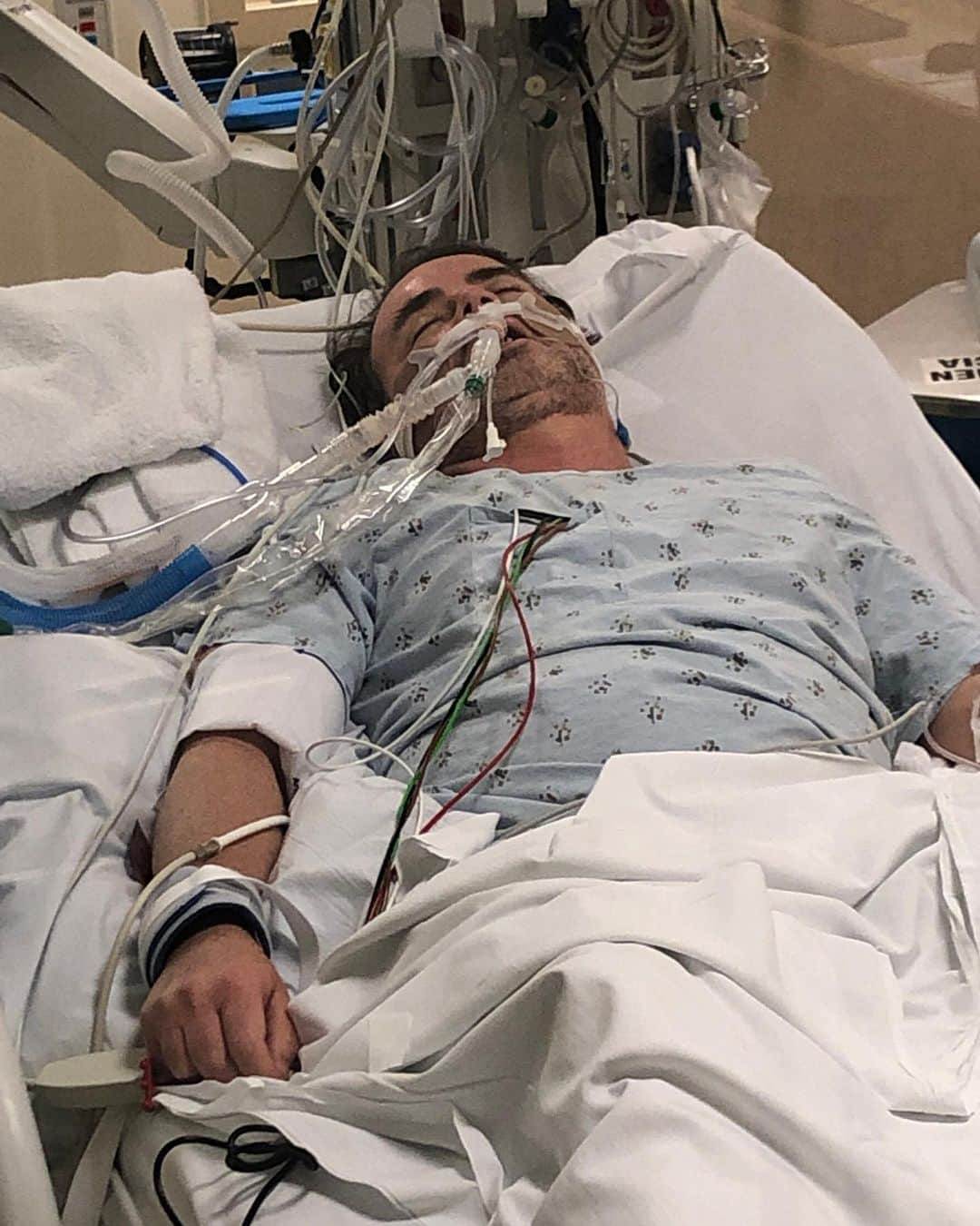 のインスタグラム：「This is our friend Kevin. Perfectly healthy, not one underlying health issue. This is Covid. This is real. ⠀ ⠀ We can't be so naive to think we can outrun this...if we want this to end, and we do, right? The one step we can take is PLEASE #wearadamnmask.⠀ ⠀ Just think about those who've already suffered through this horrible virus. Do it for your family. And most of all yourself. Covid affects all ages.  PS this photo was taken in early April (he gave me permission to post!). Thank god he has almost recovered now. Thank you all for your prayers 🙏🏼❤️」