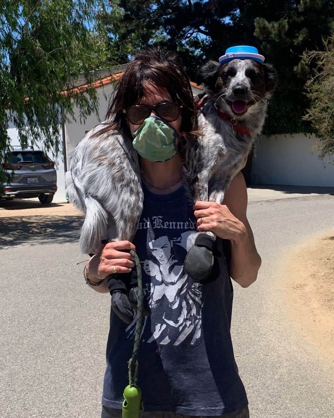 キャサリン・メーニッヒのインスタグラム：「My best friend hates her new boots.」