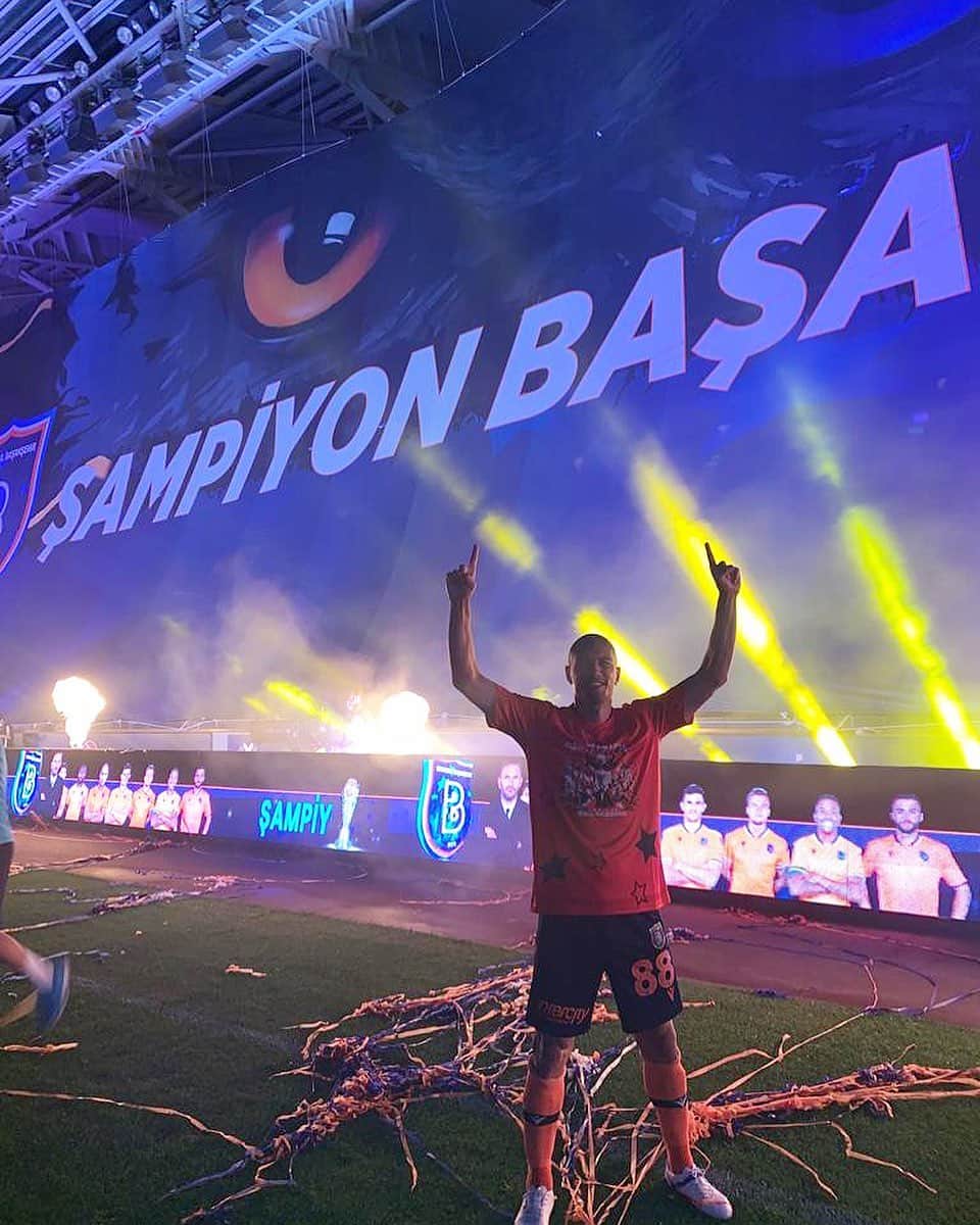 ギョクハン・インレルのインスタグラム：「Şampiyooonnnn 🙌🏽 🏆 @ibfk2014 #historical #night #champion」