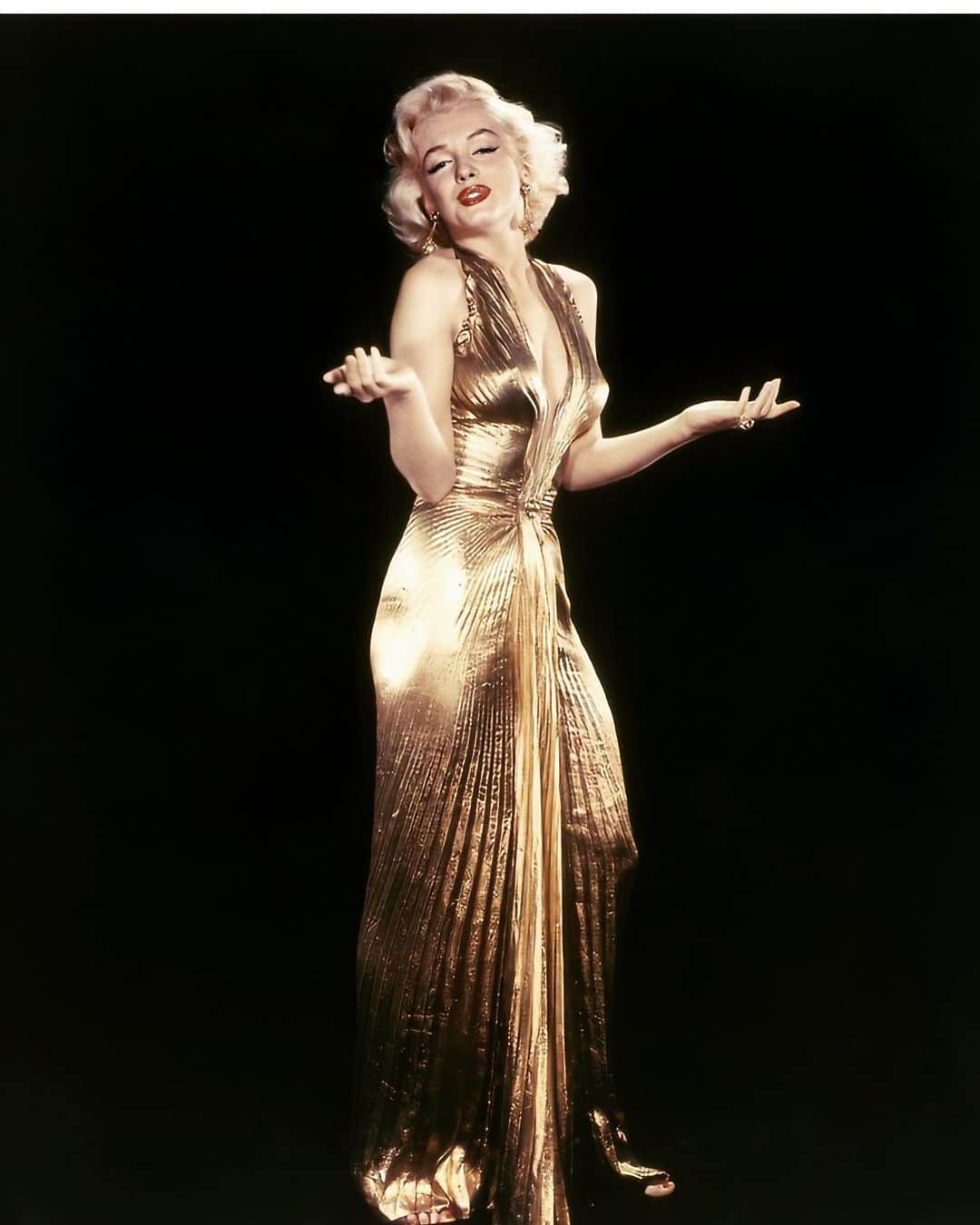 マリリン・モンローさんのインスタグラム写真 - (マリリン・モンローInstagram)「Follow @welovemarilyn for photos of the iconic Marilyn Monroe. How stunning are these photos?! I feel like she’s right in front of me 😍❤️」7月20日 6時19分 - welovemarilyn
