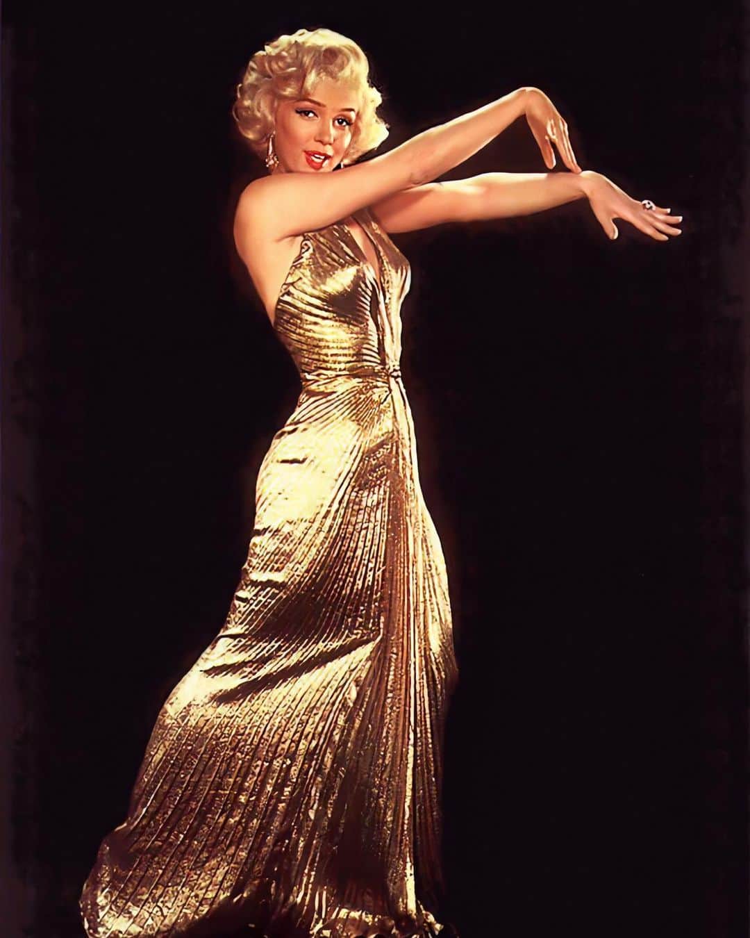 マリリン・モンローさんのインスタグラム写真 - (マリリン・モンローInstagram)「Follow @welovemarilyn for photos of the iconic Marilyn Monroe. How stunning are these photos?! I feel like she’s right in front of me 😍❤️」7月20日 6時19分 - welovemarilyn