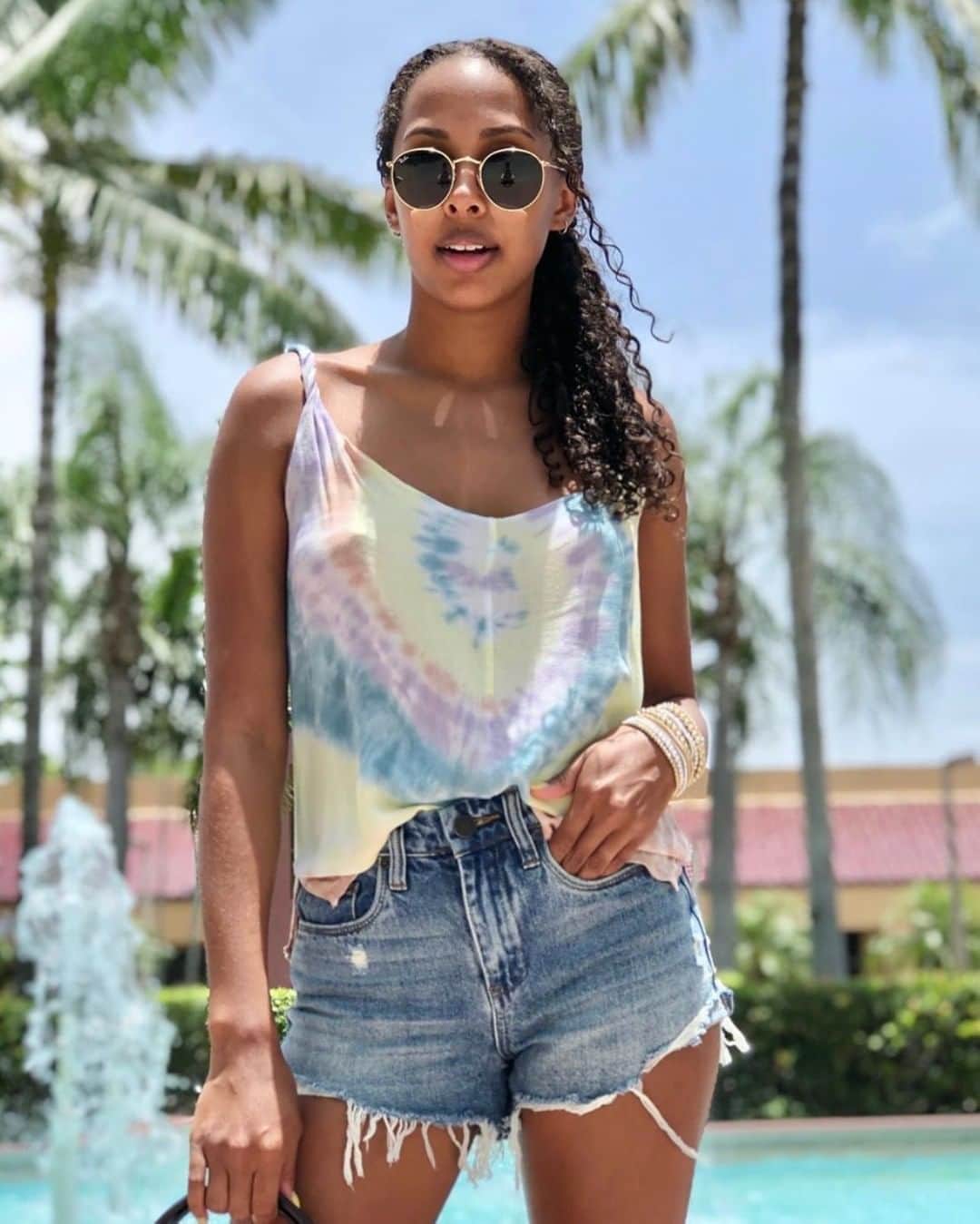 のインスタグラム：「Who is still loving all the Tie-Dye for summer??🙋🏾‍♀️😍👏🏽💞 @theshopxteenangel @serenalaws #chaserbrand #tiedyetrend #tiedyeprint #summerstyle #summeroutfitinspo #tiedyeshirt #cutetiedye」