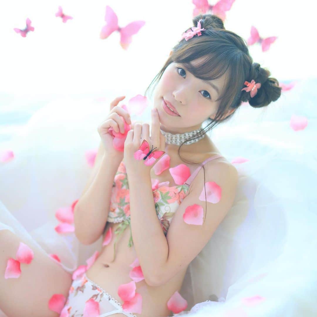 舘林佳史のインスタグラム：「アイドル顔負け激かわキュートの奈美ちゃん(=^ェ^=)﻿ ﻿ さすが北海道出身透き通る肌がとても綺麗でした(*´꒳`*)✨🦋﻿ ﻿ 人気バスタブシリーズです😻🛁﻿ ﻿ ﻿  誰でも物語の主人公になれるをキャッチコピーに﻿ ドラマや映画の物語のワンシーンの様なDramaticStoryPhotと言う名前で活動作品作りをしています。﻿ ﻿ 大好評のドラマティックフォトのご依頼はこのクオリティーで30000円〜(ほぼ諸経費)で受け賜わっています)^o^( ﻿ ﻿ 素敵な作品を一緒に作りたい！コラボレーションしたい 美容師・メイクアップアーティストさん ・服飾デザイナーさんクリエイターさんも随時募集中です✨﻿ ﻿ お姫様になりたい👸物語の主人公になってみませんか^ ^⁉︎.﻿ ﻿ ﻿ たった一枚の写真で人生が変わる‼️﻿ ﻿ ﻿ ✨作品作り体験モデルに興味がある方 ドラマティックフォト依頼 撮影依頼 体験モデル募集﻿ ﻿ ①お名前②地域③年齢④身長⑤LINE ID⑥応募理由やお問い合わせ内容⑦最近の髪型スタイルの分かる写真をDMまたはメール下さい✨﻿ ﻿ 📩contact@dramaticphoto.jp﻿ ﻿ モデル宣材撮影 コンポジ Book作り プロフィール撮影 ブライダルフォト記念撮影 衣装レンタル 成人式 着物 ドレスロケーションフォト スチール サロンモデル撮影 写真集等撮影のご依頼何でもお気軽にお問い合わせDM下さい✨📩 .﻿ ༚┈❁┈༚༝༝༚┈❁┈༚༝༝༚┈❁┈༚༝༝༚┈❁┈ ༚༝༝༚┈❁┈﻿ ． 【掲載モデル個撮紹介】﻿ ﻿ 掲載モデルを撮ってみたいと思った事はありませんか^ ^⁉️﻿ .﻿ 掲載モデルさんをご紹介出来るようになりました❣️﻿ .﻿ ✅ポートレート撮影をやってみたいけどモデルモデルが見つからない。﻿ ✅モデルと一対一でポートレート撮影したい。﻿ ✅撮影会だと撮りたい構図の写真が撮れない。﻿ ✅モデル2人でツイン撮影したい。﻿ ✅友達のカメラマンと一緒にモデルを撮りたい。﻿ ✅モデルとメイクさんを呼んで作品作りをしたい。﻿ ✅スタジオで個撮したい。﻿ ✅海や山で撮影したい。﻿ ✅水着撮影したい。﻿ ✅仕事帰りに撮影したい。﻿ ✅夜景やネオンで撮りたい。﻿ ✅フォトコンにチャレンジしたい。﻿ ✅美容院スタイリストの作品作りコンテストモデル探しや撮影をしたい。カメラマンも探している。﻿ ✅プロのフォトグラファーを 目指している。﻿ ✅プロのカメラマンと同行してもらって勉強したい。﻿ ✅自分の都合の良い日や時間に合わせて撮影がしたい。﻿ .﻿ ༚┈❁┈༚༝༝༚┈❁┈༚༝༝༚┈❁┈༚༝༝༚┈❁┈ ༚༝༝༚┈❁┈﻿ ． 【掲載モデルの個人撮影依頼】﻿ .﻿ お問い合わせは以下の内容を記入しDM 📩﻿ 又はLINE下さい ID510661(舘林佳史)﻿ .﻿ お取り次ぎ致します❣️﻿ .﻿ 件名《個撮モデルお問い合わせ》﻿ ⚫︎氏名:﻿ ⚫︎年齢:﻿ ⚫︎連絡先:﻿ ⚫︎メールアドレス:﻿ ⚫︎カメラ歴: 年﻿ ⚫︎希望モデル名:﻿ ⚫︎希望日:﻿ ⚫︎希望時間:﻿ ⚫︎希望集合場所:  駅や施設名﻿ ⚫︎希望撮影地: 湘南  鎌倉 横浜 ○○公園 等﻿ ⚫︎移動手段: 徒歩  車﻿ ⚫︎希望衣装: ドレス・ロングスカート・ミニスカート・ワンピース・普段着・カジュアル・ショーパン・お任せ・着物・その他﻿ ⚫︎衣装(モデルさんに持って来て欲しい・自分で用意したい)﻿ .﻿ .﻿ ༚┈❁┈༚༝༝༚┈❁┈༚༝༝༚┈❁┈༚༝༝༚┈❁┈ ༚༝༝༚┈❁┈﻿ ． ◆撮影料金﻿ .﻿ 基本撮影時間:3時間(休憩時間移動込み)﻿ 15000円﻿ ⚫︎延長:1時間ごとに5000円﻿ ﻿ .﻿ ༚┈❁┈༚༝༝༚┈❁┈༚༝༝༚┈❁┈༚༝༝༚┈❁┈ ༚༝༝༚┈❁┈ . ．﻿ #お風呂#入浴#下着#かわいい#バラ風呂#キュート#アイドル#ピンク #バスタブ #フリーモデル#ドラマティックストーリーフォト#インスタ映え#作品作り #撮影依頼#講習会#シューティング#撮影依頼募集中 #ファインダー越しの私の世界 #写真を撮るのが好きな人と繋がりたい  #ストロビスト#ポートレート#ポートレートモデル#モデル募集#被写体#カメラマン#フォトグラファー#excellent_portraits #photographer#ig_bless_women#東京カメラ」