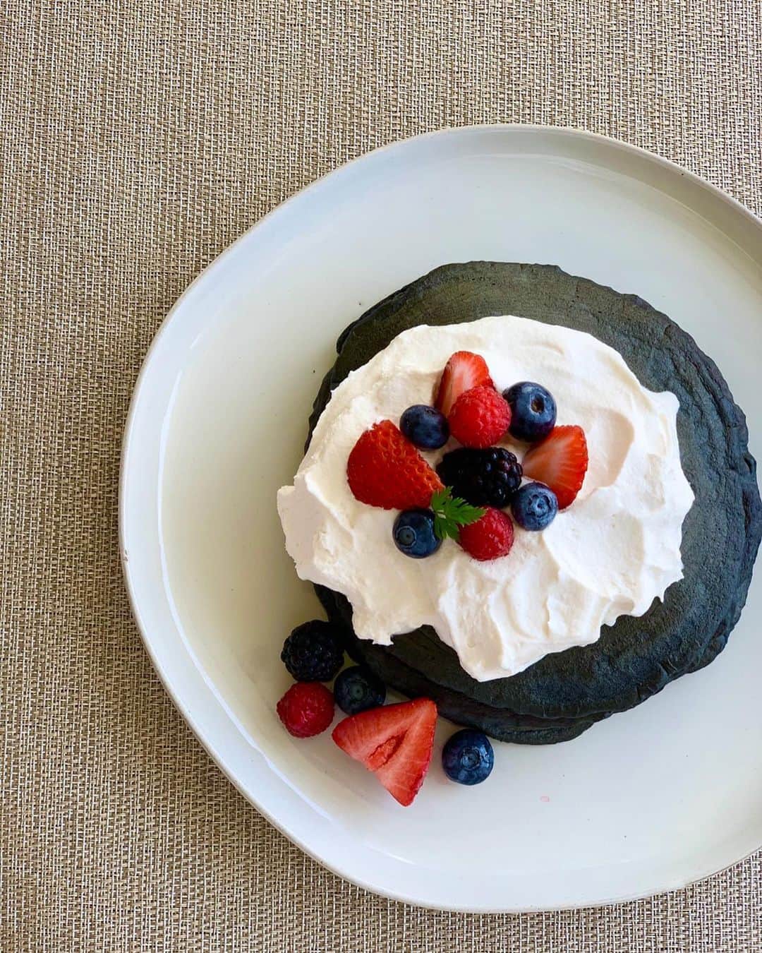 間瀬ゆきのインスタグラム：「おうちでパンケーキ🥞  先日 @dukeslanejp でgetした @basaltwaikiki のチャコールパンケーキミックス🍴  おうちで焼いてみました❤  材料混ぜて焼くだけでとっても簡単✨ なのに、チャコールのカラーのおかげか なんかすごい映える👻  おうちでハワイ気分を味わえるので お土産にもオススメ🤙🏽  しかも、ABC STOREにオンラインショップが あることを今日知ったの！  そう、つまり、 日本からも買えちゃうの👏 コロナの影響でハワイが恋しくてしかたない という方たくさんいると思うのですが このチャコールパンケーキをおうちで焼いたら ハワイ気分に浸れること間違いなし💙  ちなみに在住の方は、 今ならDuke's laneで買うと 10%オフなのでお得です🉐  今回、生クリームたっぷりトッピングしてみたけど パンケーキ自体はかなり甘さ控えめなので さっぱりしてて食べやすかった🤤 . . #緑が欲しかったけどミントなくて育ててる人参の葉っぱ乗せたことは内緒🤭 . . #basaltpancake #pancakes #パンケーキ #ハワイのお土産 #ハワイ土産 #ハワイグルメ #hawaii #hawaiilife #luckywelivehawaii #maseyukihawaii #ハワイ #ハワイ旅行 #子連れハワイ」