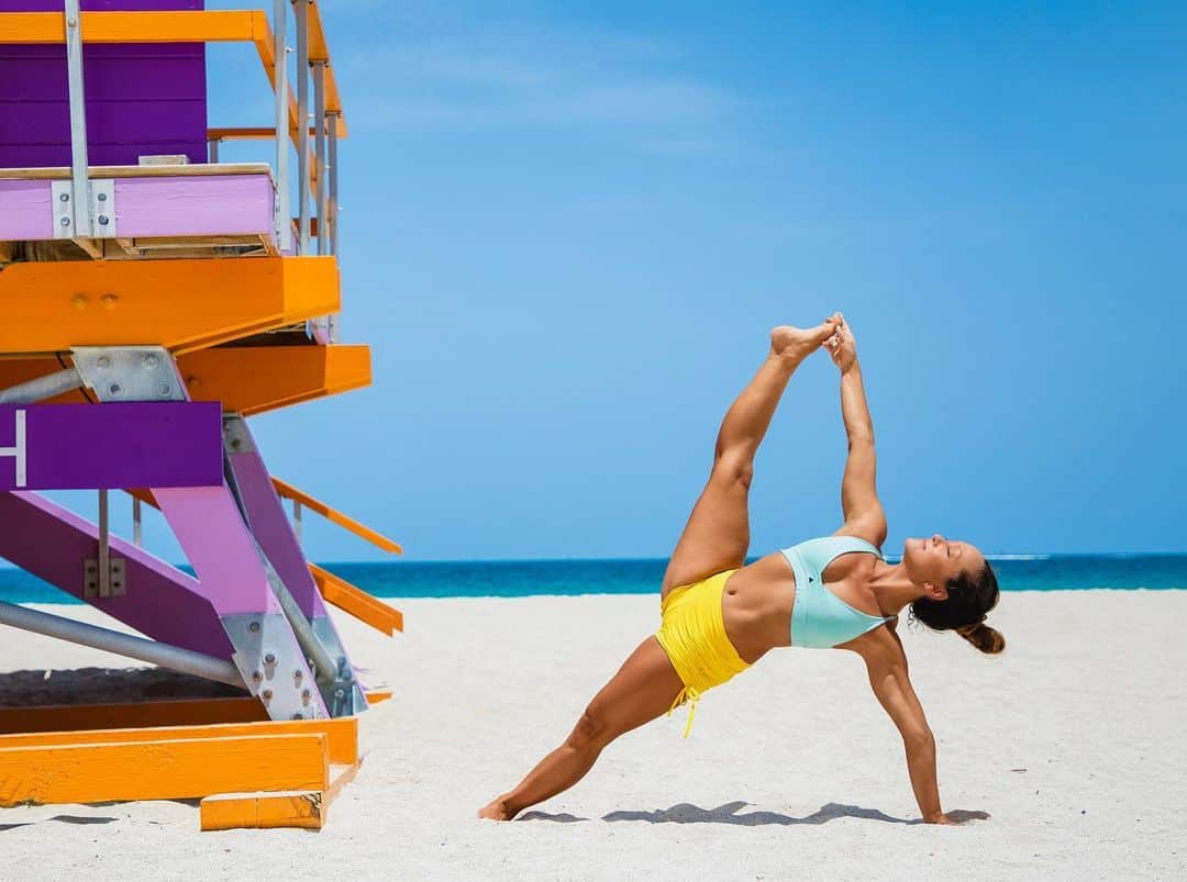 キノ・マクレガ―さんのインスタグラム写真 - (キノ・マクレガ―Instagram)「Focus but don’t obsess.  Set a goal and hold it lightly. Surrender while never giving up. Work hard and have faith. _ Yoga is the wisdom that teaches you how to act without attachment to the results. Apply this teaching off the mat and you will have the secret to boundless happiness.  _  Day 19 #journeytohandstandchallenge is #sideplank Check the collage for modifications. Practice every day of the challenge with me on @omstarsofficial  _ Join Omstars today to get instant access to my 30 Day Journey to Handstand Course? Sign up with our summer sale and enter the code JOURNEYTOHANDSTAND. A portion of all proceeds will be dontated to a COVID-19 relief fund in support Black and Indigenous Womxn. We’ve already raised more the $3000! Let’s get stronger together. _  #miami #yoga #yogi #handstand  Challenge sponsors @vayumudra @shophalfmoon  _ Shorts and top are by @liquidoactive  Photo @ifilmyoga  🤸‍♀️ 🤸🏼‍♂️ 💕」7月20日 6時56分 - kinoyoga
