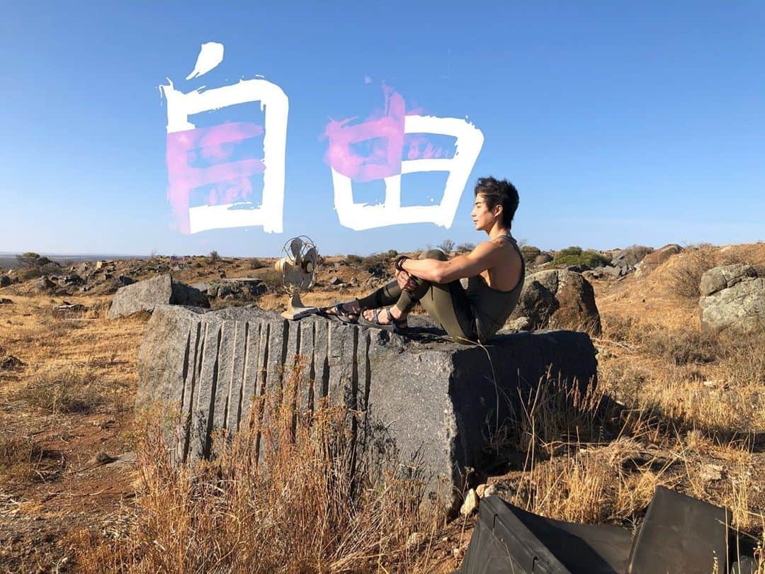 ルーディ・リンのインスタグラム：「Freedom [自由] says “from self”.  Because you’re the only one who can free yourself yet you can never free yourself from yourself but still you’re always free to be yourself so don’t let yourself fool yourself into being someone else. #freedom」