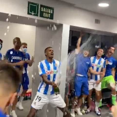 アレクサンデル・イサクのインスタグラム：「How to not open a champange bottle... 😂😂🍾 But what a team, always giving it all to the end! This one is for you, our fans. 🤍💙 Cómo no abrir una botella de champán...😂😂🍾 Vaya equipo, siempre dando todo hasta el final! Esto es para vosotros, afición. 🤍💙 @realsociedad」