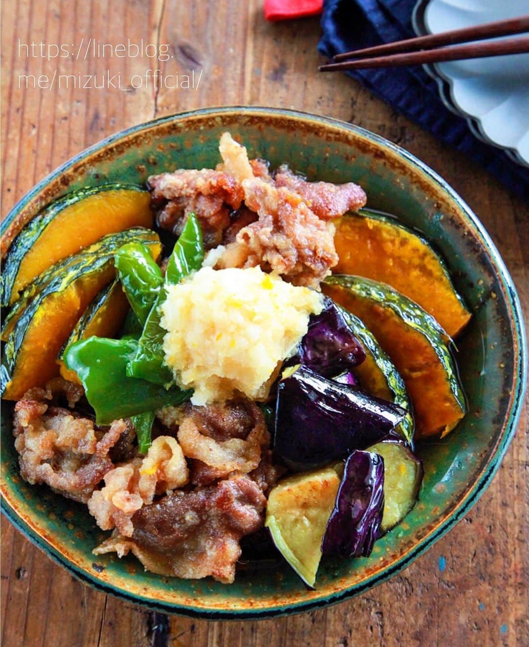 Mizuki【料理ブロガー・簡単レシピ】さんのインスタグラム写真 - (Mizuki【料理ブロガー・簡単レシピ】Instagram)「・﻿ 【レシピ】ーーーーーーーーーー﻿ ♡豚肉と夏野菜の焼きびたし♡﻿ ーーーーーーーーーーーーーーー﻿ ﻿ ﻿ ﻿ おはようございます(*^^*)﻿ ﻿ 今日ご紹介させていただくのは﻿ 豚肉と夏野菜の焼きびたし♩﻿ お肉も野菜も一度にたっぷり食べられる﻿ 夏の大満足おかずです(*´艸`)﻿ ﻿ 作り方は超簡単♡﻿ 全部揚げ焼きにして浸けるだけ！﻿ 味付けはめんつゆで失敗なし♩﻿ 作り立ても冷やしても美味しいので﻿ 作り置きにもぴったりですよ〜♡﻿ ﻿ ＊今回のように複数種類の素材に火を通す時は﻿ それぞれに合わせて加熱方法を変えるより﻿ 揚げ焼きにする方が断然ラクでおすすめ！﻿ 少ない油でも食材を入れると嵩が上がり﻿ じゅうぶんに加熱できますよ(*^^*)﻿ ﻿ ﻿ ﻿ ーーーーーーーーーーーーーーーーーーーー﻿ 【2〜3人分】﻿ 豚こま切れ肉...150g﻿ なす...1本﻿ ピーマン...2個﻿ かぼちゃ...150g﻿ ●めんつゆ(2倍濃縮)...100ml﻿ ●水...80ml﻿ ●生姜チューブ...2cm﻿ 片栗粉・サラダ油・大根おろし...各適量﻿ ﻿ 1.●は合わせておく。﻿ 2.なすは4cm大に切り、水に3分晒して水気を切る。ピーマンは一口大の乱切りにする。かぼちゃは1cm幅に切って長さを半分にする。豚肉は適当に広げて片栗粉をまぶす。﻿ 3.フライパンに5mmの油を中火で熱し、2を入れて揚げ焼きにする(ポイント参照)。火が通ったものから引き上げて油を切り、1に浸ける。﻿ 4.つゆごと器に盛り、大根おろしをのせる。﻿ ーーーーーーーーーーーーーーーーーーーー﻿ ﻿ ﻿ ﻿ 《ポイント》﻿ ♦︎工程3→野菜から油に入れ、火が通ったものから取り出し、スペースが空いてきたら豚肉も入れて揚げ焼きにして下さい♩﻿ ♦︎少ない油でも野菜や豚肉を入れると嵩が上がります♩﻿ ﻿ ﻿ ﻿ ﻿ ﻿ ﻿ ＿＿＿＿＿＿＿＿＿＿＿＿＿＿＿＿＿﻿ 🎀6刷重版しました🎀﻿ 混ぜて焼くだけ。はじめてでも失敗しない！﻿ 【#ホットケーキミックスのお菓子 】﻿ ﻿ 一冊まるっとホケミスイーツ♩﻿ 普段のおやつから﻿ 特別な日にも使えるレシピを﻿ この一冊に詰め込みました(*^^*)﻿ ホットケーキミックスを使えば﻿ 簡単に本格的なお菓子が作れますよ♡﻿ ＿＿＿＿＿＿＿＿＿＿＿＿＿＿＿＿＿﻿ ﻿ ﻿ ﻿ ＿＿＿＿＿＿＿＿＿＿＿＿＿＿＿＿＿＿＿﻿ 📕6刷重版しました📕﻿ 簡単・時短！ 毎日のごはんがラクになる﻿ ✨🦋 【 #Mizukiの今どき和食 】🦋✨﻿ ＿＿＿＿＿＿＿＿＿＿＿＿＿＿＿＿＿＿＿﻿ なるべく少ない材料で﻿ 手間も時間も省きながら﻿ 簡単にできるおいしい和食レシピ♩﻿ 簡単に失敗なくマスターできる一冊で﻿ もっと気軽に、カジュアルに﻿ 和食を楽しんで下さいね(*^^*)﻿ ＿＿＿＿＿＿＿＿＿＿＿＿＿＿＿＿＿＿＿﻿ ﻿ ⭐️ストーリー、ハイライト、プロフ画面に﻿ 本のURLを貼らせていただいております♩﻿ →(@mizuki_31cafe )﻿ ﻿ ﻿ ﻿ ﻿ ﻿ #なす#かぼちゃ#ピーマン#豚肉#めんつゆ#作り置き#お弁当#Mizuki#簡単レシピ#時短レシピ#節約レシピ#料理#レシピ#フーディーテーブル#マカロニメイト#おうちごはん#デリスタグラマー#料理好きな人と繋がりたい#おうちごはん#写真好きな人と繋がりたい#お菓子作りならコッタlover#foodpic#cooking#recipe#lin_stagrammer#foodporn#yummy#豚肉と夏野菜の焼きびたしm」7月20日 7時26分 - mizuki_31cafe