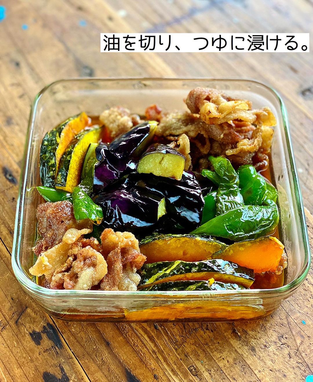 Mizuki【料理ブロガー・簡単レシピ】さんのインスタグラム写真 - (Mizuki【料理ブロガー・簡単レシピ】Instagram)「・﻿ 【レシピ】ーーーーーーーーーー﻿ ♡豚肉と夏野菜の焼きびたし♡﻿ ーーーーーーーーーーーーーーー﻿ ﻿ ﻿ ﻿ おはようございます(*^^*)﻿ ﻿ 今日ご紹介させていただくのは﻿ 豚肉と夏野菜の焼きびたし♩﻿ お肉も野菜も一度にたっぷり食べられる﻿ 夏の大満足おかずです(*´艸`)﻿ ﻿ 作り方は超簡単♡﻿ 全部揚げ焼きにして浸けるだけ！﻿ 味付けはめんつゆで失敗なし♩﻿ 作り立ても冷やしても美味しいので﻿ 作り置きにもぴったりですよ〜♡﻿ ﻿ ＊今回のように複数種類の素材に火を通す時は﻿ それぞれに合わせて加熱方法を変えるより﻿ 揚げ焼きにする方が断然ラクでおすすめ！﻿ 少ない油でも食材を入れると嵩が上がり﻿ じゅうぶんに加熱できますよ(*^^*)﻿ ﻿ ﻿ ﻿ ーーーーーーーーーーーーーーーーーーーー﻿ 【2〜3人分】﻿ 豚こま切れ肉...150g﻿ なす...1本﻿ ピーマン...2個﻿ かぼちゃ...150g﻿ ●めんつゆ(2倍濃縮)...100ml﻿ ●水...80ml﻿ ●生姜チューブ...2cm﻿ 片栗粉・サラダ油・大根おろし...各適量﻿ ﻿ 1.●は合わせておく。﻿ 2.なすは4cm大に切り、水に3分晒して水気を切る。ピーマンは一口大の乱切りにする。かぼちゃは1cm幅に切って長さを半分にする。豚肉は適当に広げて片栗粉をまぶす。﻿ 3.フライパンに5mmの油を中火で熱し、2を入れて揚げ焼きにする(ポイント参照)。火が通ったものから引き上げて油を切り、1に浸ける。﻿ 4.つゆごと器に盛り、大根おろしをのせる。﻿ ーーーーーーーーーーーーーーーーーーーー﻿ ﻿ ﻿ ﻿ 《ポイント》﻿ ♦︎工程3→野菜から油に入れ、火が通ったものから取り出し、スペースが空いてきたら豚肉も入れて揚げ焼きにして下さい♩﻿ ♦︎少ない油でも野菜や豚肉を入れると嵩が上がります♩﻿ ﻿ ﻿ ﻿ ﻿ ﻿ ﻿ ＿＿＿＿＿＿＿＿＿＿＿＿＿＿＿＿＿﻿ 🎀6刷重版しました🎀﻿ 混ぜて焼くだけ。はじめてでも失敗しない！﻿ 【#ホットケーキミックスのお菓子 】﻿ ﻿ 一冊まるっとホケミスイーツ♩﻿ 普段のおやつから﻿ 特別な日にも使えるレシピを﻿ この一冊に詰め込みました(*^^*)﻿ ホットケーキミックスを使えば﻿ 簡単に本格的なお菓子が作れますよ♡﻿ ＿＿＿＿＿＿＿＿＿＿＿＿＿＿＿＿＿﻿ ﻿ ﻿ ﻿ ＿＿＿＿＿＿＿＿＿＿＿＿＿＿＿＿＿＿＿﻿ 📕6刷重版しました📕﻿ 簡単・時短！ 毎日のごはんがラクになる﻿ ✨🦋 【 #Mizukiの今どき和食 】🦋✨﻿ ＿＿＿＿＿＿＿＿＿＿＿＿＿＿＿＿＿＿＿﻿ なるべく少ない材料で﻿ 手間も時間も省きながら﻿ 簡単にできるおいしい和食レシピ♩﻿ 簡単に失敗なくマスターできる一冊で﻿ もっと気軽に、カジュアルに﻿ 和食を楽しんで下さいね(*^^*)﻿ ＿＿＿＿＿＿＿＿＿＿＿＿＿＿＿＿＿＿＿﻿ ﻿ ⭐️ストーリー、ハイライト、プロフ画面に﻿ 本のURLを貼らせていただいております♩﻿ →(@mizuki_31cafe )﻿ ﻿ ﻿ ﻿ ﻿ ﻿ #なす#かぼちゃ#ピーマン#豚肉#めんつゆ#作り置き#お弁当#Mizuki#簡単レシピ#時短レシピ#節約レシピ#料理#レシピ#フーディーテーブル#マカロニメイト#おうちごはん#デリスタグラマー#料理好きな人と繋がりたい#おうちごはん#写真好きな人と繋がりたい#お菓子作りならコッタlover#foodpic#cooking#recipe#lin_stagrammer#foodporn#yummy#豚肉と夏野菜の焼きびたしm」7月20日 7時26分 - mizuki_31cafe