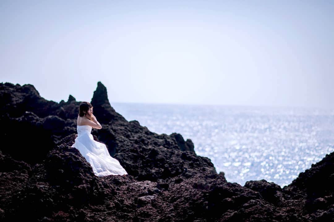 のインスタグラム：「* *  これが愛だと言うなら 泡になって僕を消して  * *  夏だ！海だ！ いつもと違うロケーションにどきどきして寝れなかった←  #海 #人魚姫 #ドレス #ウェディング #カメラマン #モデル #撮影 #ポートレート #夏 #晴天 #ストロビスト #きらきら #splus_cameraclub  #かずさん写真部  #」