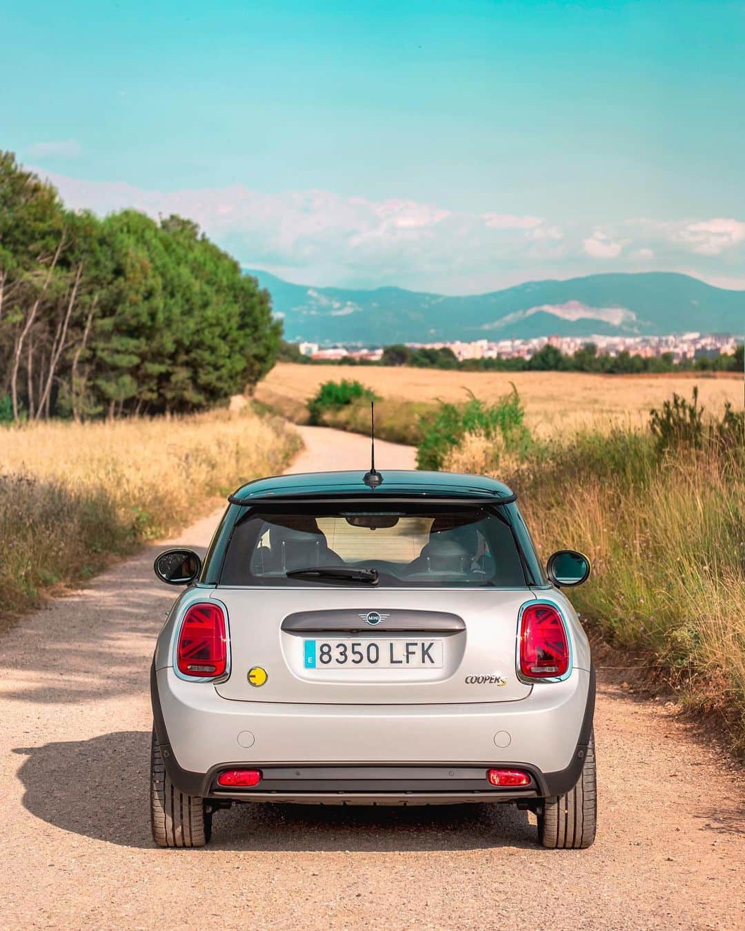 Nicanor Garcíaのインスタグラム：「Summer energy : Energía de verano #nicanorgarcia @travelarchitectures   In June I had an amazing opportunity to take some quality time away from my home in the new #MINIElectric. During the trip, I realized that it’s the small things in life that can be the best - relaxing moments surrounded by nature, enjoying the peaceful pace of summer. Check out my stories to see more about my adventures with @MINI !- In collaboration with MINI #ChargedWithPassion #MINI #TheMINIThings #MINITogether   MINI Cooper SE*: Energy consumption in kWh/100 km combined: 16.8/14.8, Fuel consumption in l/100 km combined: 0, CO2 emissions in g/km combined: 0. The driving range depends on a variety of factors, especially: personal driving behaviour, selected route, weather conditions, usage of heating/cooling and preconditioning. *These figures are preliminary values and have not yet been confirmed. Subject to change.」