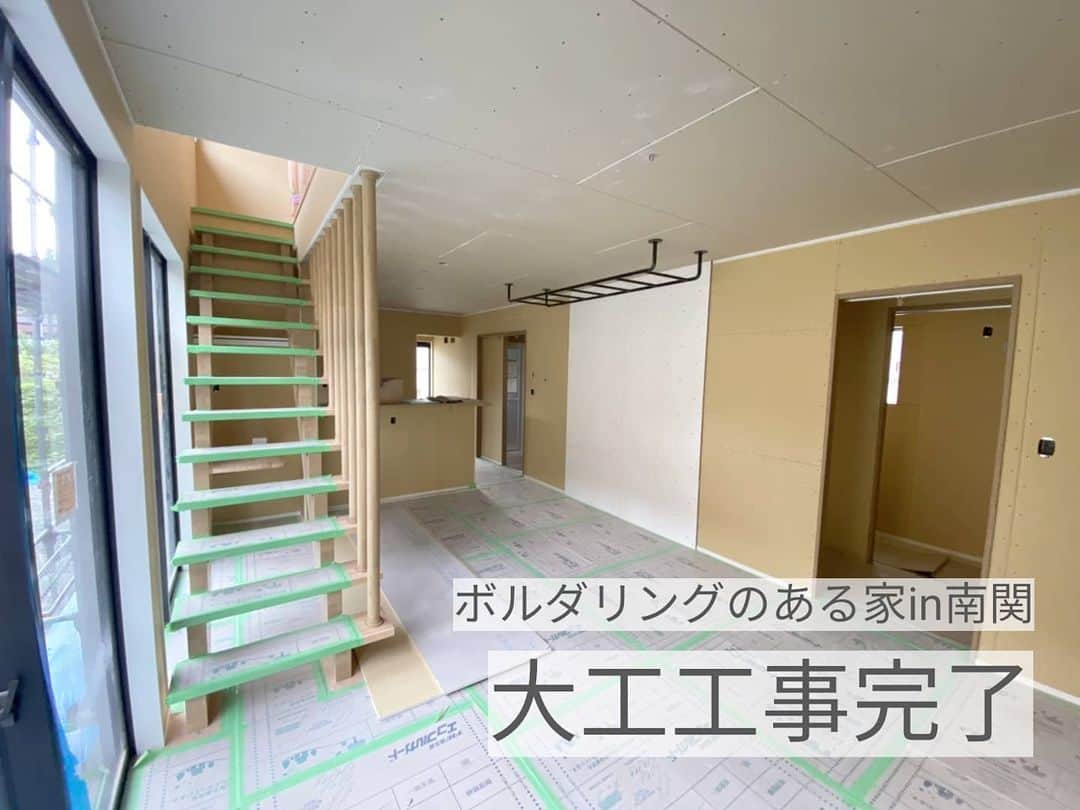 有限会社 稲葉製材住宅のインスタグラム：「ボルダリングのある家　Day28 【大工工事完了】 これから仕上げ工事へと移っていきます🏃‍♂️ 仕上がりが楽しみです🥳🥳🥳  #完成まであと少し #雨で外工事が遅れ気味 #リビングの全景 #楽しい家 #工事の流れ #工事進捗 #木造 #新築 #高性能住宅 #新築 #家 #家づくり #マイホーム #暮らしやすい家 #使いやすい家 #丁寧な家づくり #庭のある暮らし #家具と暮らす #暮らし #楽しい暮らし #ナチュラル #工務店 #注文住宅 #熊本 #玉名 #山鹿 #稲葉製材住宅 #イナバ  家族の未来、地球の未来を考えた家づくり 施工対応エリア 玉名、山鹿、荒尾、熊本市 県北メイン」