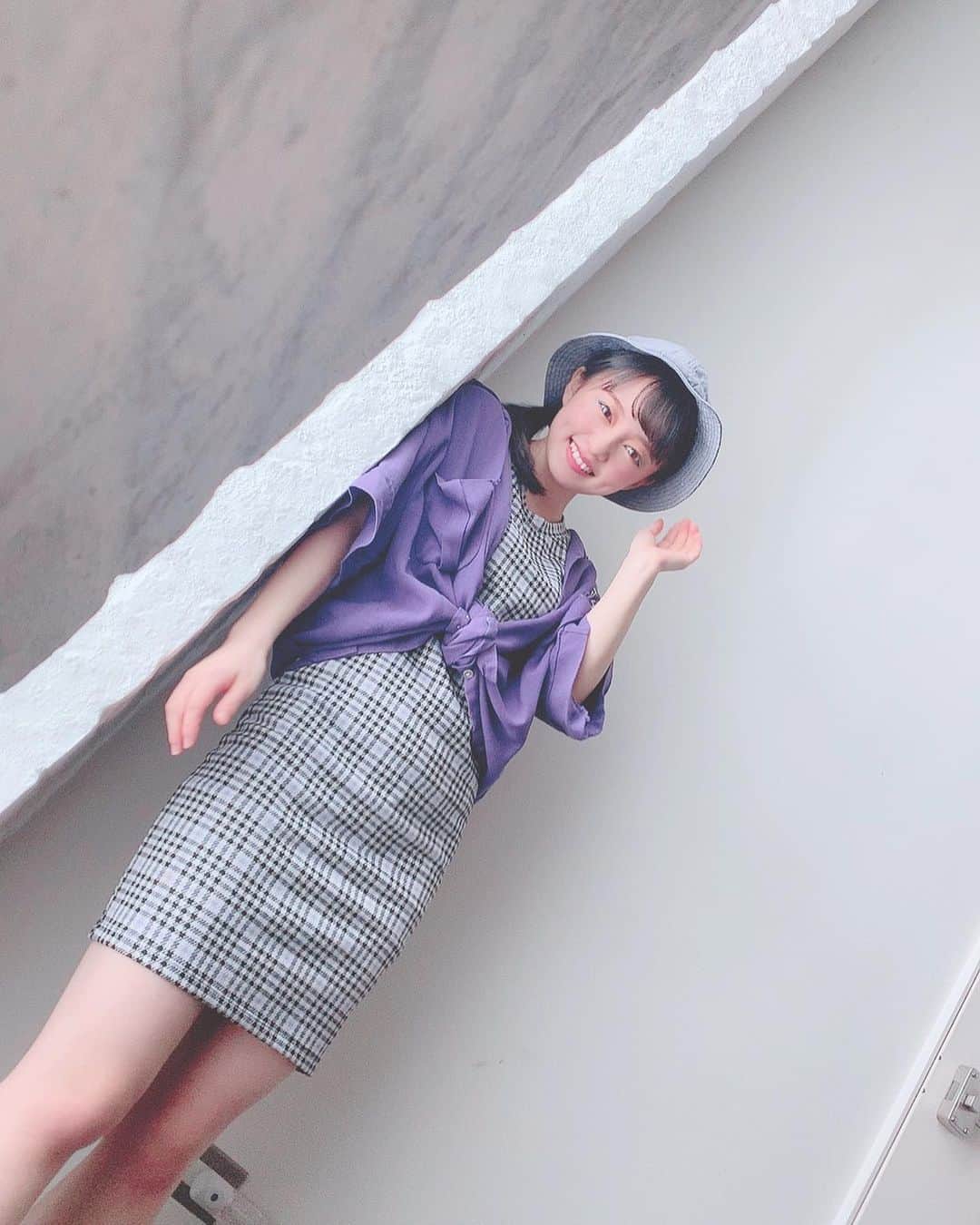 上島楓のインスタグラム：「. . . 生写真のオフショット  普段着ない服とメイク💄👗 撮影も楽しかった〜  #バケットハット #メイク #生写真 #アイドル # #HKT48 #グッズ #画質悪い …😢」