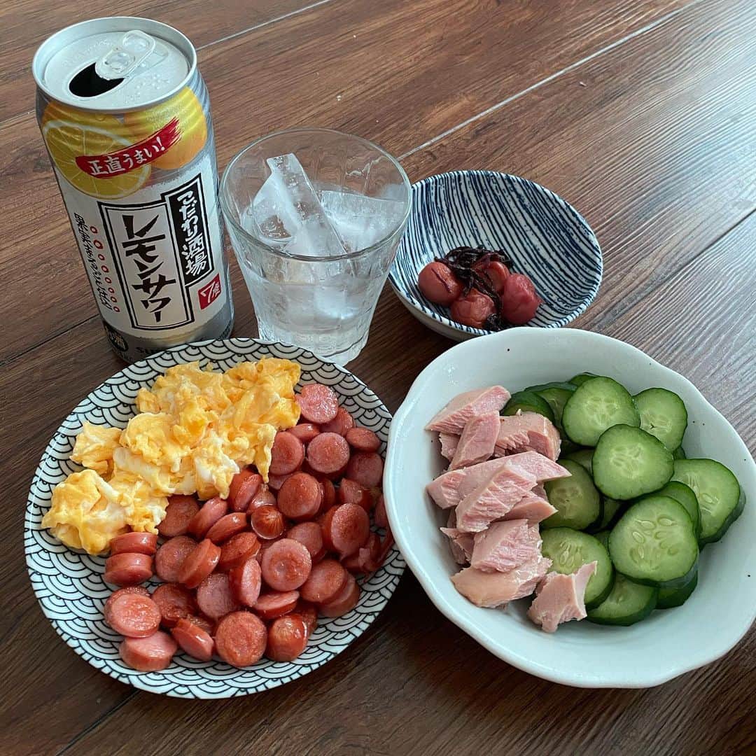 小田幸平のインスタグラム：「今日は家飲み。レモンサワー🍋からの友達にもらったきゅうり、シーチキン、ウインナー、いり卵、夏バテ防止梅干し❗️#レモンサワー#家飲み#愛媛マンダリンパイレーツ#中日ドラゴンズ#読売ジャイアンツ#はげch」
