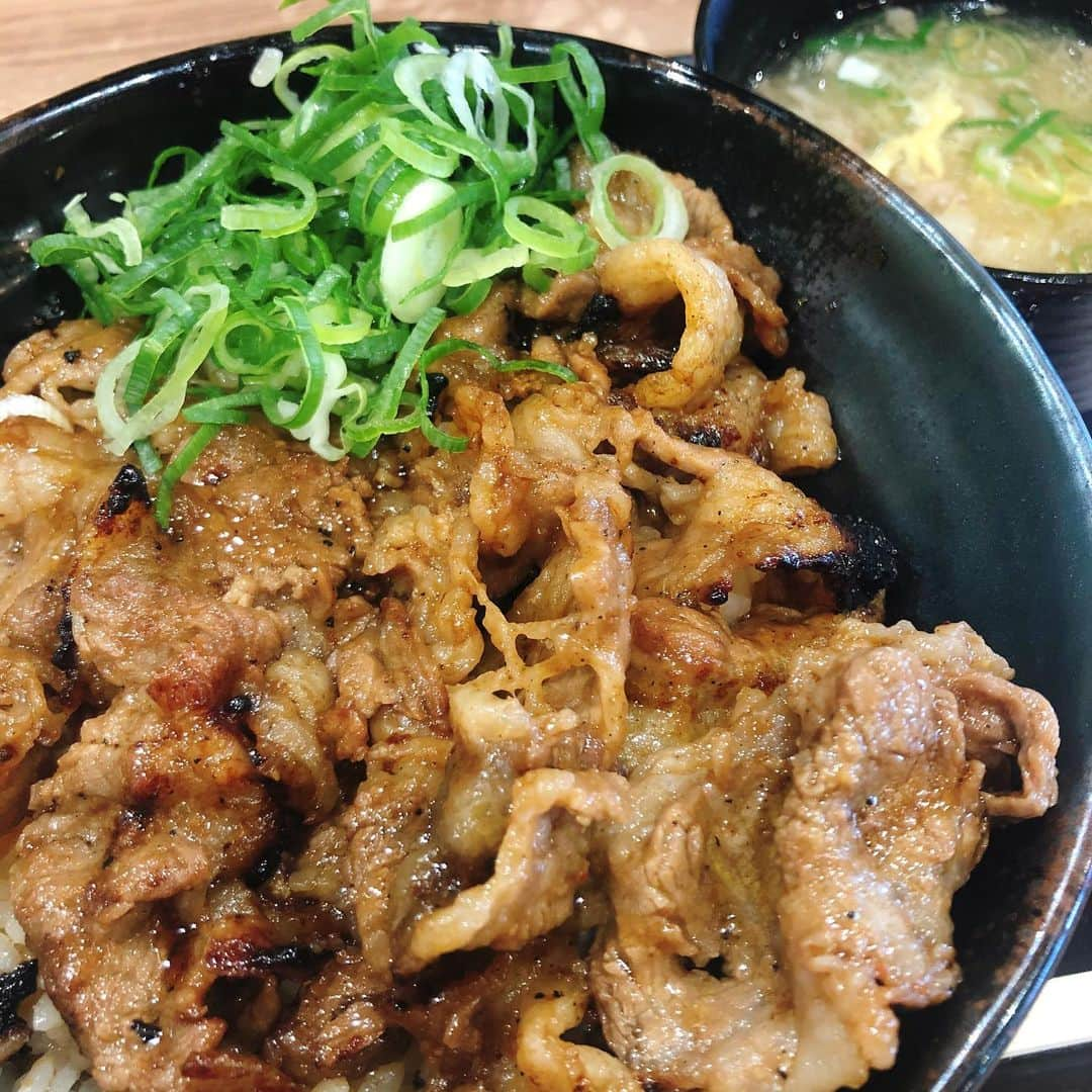 南條早紀さんのインスタグラム写真 - (南條早紀Instagram)「お肉どんぶりたべた🐷 . 肉のヤマキ商店のカルビ焼肉丼（中） もりもり食べて 身体も心も元気回復🌻✨✨ . . #富山 #高岡 #イオンモール高岡 #肉のヤマキ商店 #カルビ丼 #肉 #焼肉 #焼肉丼 #カルビ #テールスープ #がっつり  #食べるの大好き #ランチ #富山ランチ #高岡ランチ #肉食女子 #おいしいもの  #元気 #回復 #元気が出る #ごはん #幸せ  #お値段 #なんと #490円 #お手頃価格  #フードコート #ひとり飯 #全然平気 #笑」7月20日 17時02分 - nanjo_saki