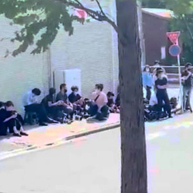 松本隆博のインスタグラム：「。 亡くなられた芸能人の マンションに集まるマスコミ の皆様‥暑いのに御苦労さま ですね┐(´ー｀)┌」