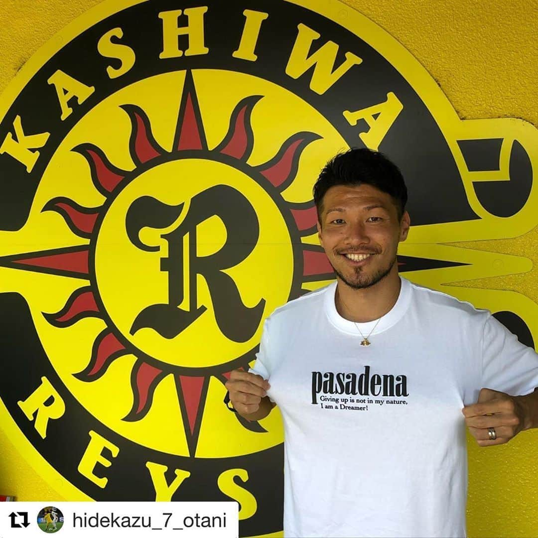 狩野健太さんのインスタグラム写真 - (狩野健太Instagram)「柏の生きる伝説大谷秀和君がTシャツ購入してくれました‼︎  僕が柏を退団する時に「けんちゃんはサッカーとちゃんと向き合ってる」と谷くんに言われて本当に嬉しかったことを今でも覚えています。  優しくてかっこいい先輩方に囲まれて僕は幸せものです😢  ステージは違いますがこれからも偉大な先輩方に追いつけるように頑張ります‼︎  谷くんありがとうございました☺️  今後ともよろしくお願いします！  #kentakanoofficialhp#Repost @hidekazu_7_otani with @get_repost ・・・ 先日引退を発表した狩野の健ちゃんがプロデュースするTシャツを2枚購入❗️ 本来ならゆっくり食事でもしながら現役お疲れ様と伝えたいところですが今の状況ではなかなか難しいので、お疲れ様の想いも込めて購入させてもらいました🙋‍♂️ もう1枚も着たら載せますね😄 デザイン◎ 着心地◎  爽やかイケメンでいつも真摯にサッカーに向き合ってきた健ちゃんの次の道も応援したいと思います👍  #狩野健太#pasadena#ファンタジスタ」7月20日 17時07分 - kanoken_14