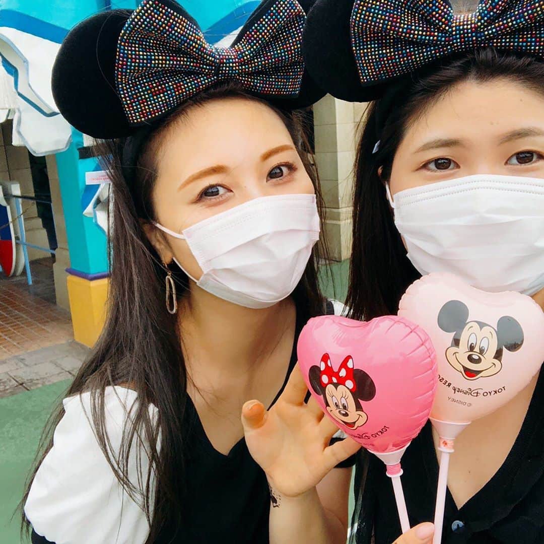 西村季里子のインスタグラム：「・ ディズニーのチケットを前々日にとってくれた 神様女神様りさ様🥺🥺🥺💖  今年のわたしの誕生日当日も ディズニー&シェフミッキーに 連れてってくれて感謝しかないよ🎂  いつも、ここ行きたいあれ食べたい って情報共有してる時間がとても好き💓 いつも撮影に協力してくれてありがとう🙏🏻  #ディズニー#ディズニーランド#ランド #disney#disneyland#land#mickey  #ディズニー再開#舞浜#夢の国 #カチューシャ#ミッキー #ミッキーの耳#風船#バルーン #カメラ#写真#撮影#ポートレート #おそろい#いつもありがとう #follow#followme」