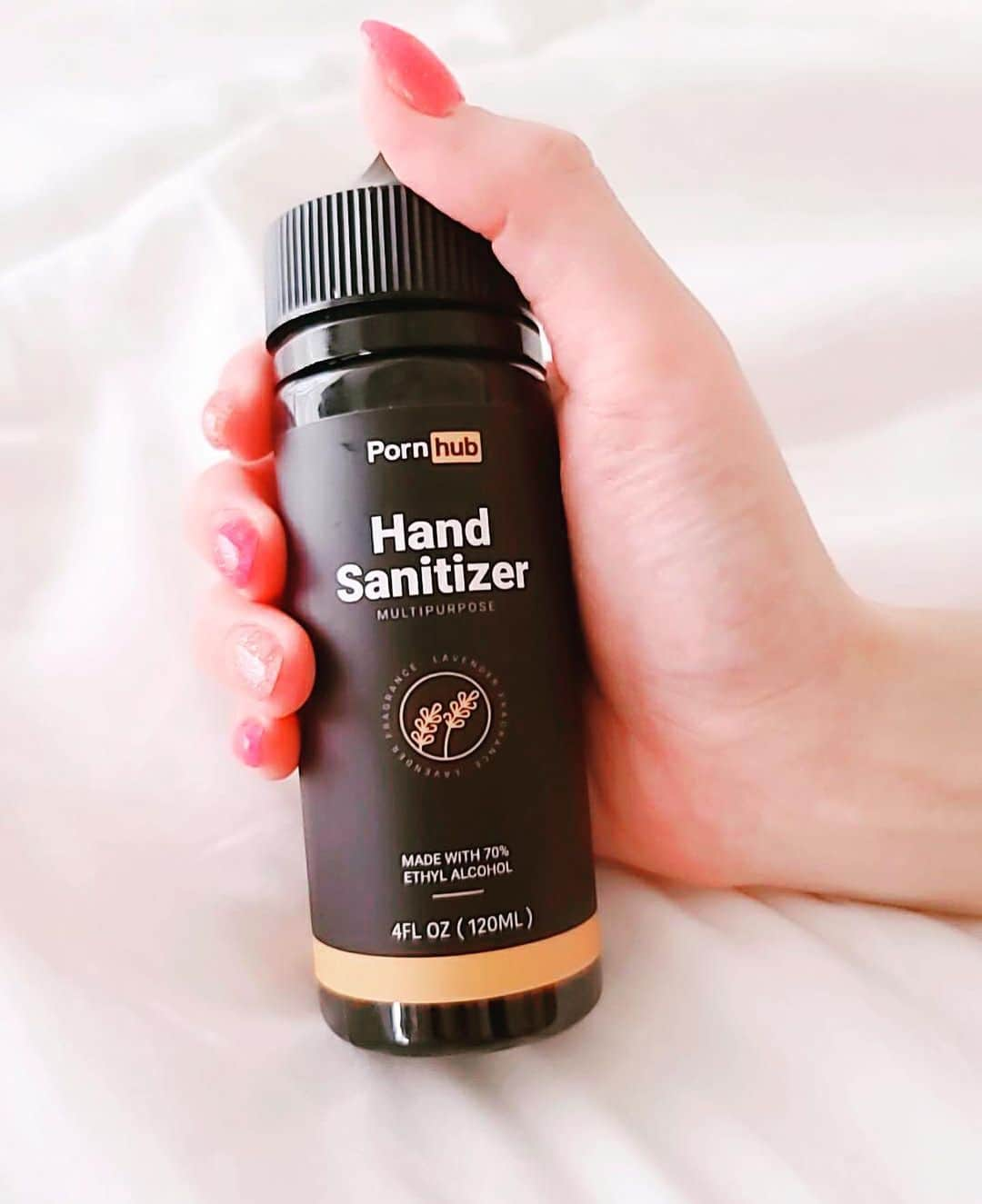 Hitomi（田中瞳）さんのインスタグラム写真 - (Hitomi（田中瞳）Instagram)「I like you touching me with clean hands by using this. pornhub started to sell this “hand sanitizer” recently;) Find it on pornhubapparel dot com:) @pornhub @modelsph」7月20日 17時12分 - official_hitomitanaka