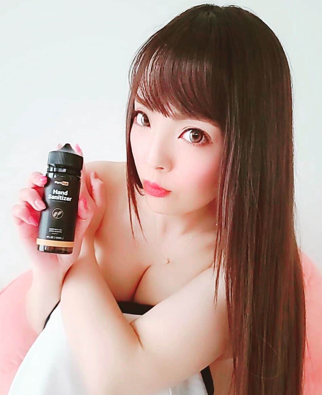 Hitomi（田中瞳）さんのインスタグラム写真 - (Hitomi（田中瞳）Instagram)「I like you touching me with clean hands by using this. pornhub started to sell this “hand sanitizer” recently;) Find it on pornhubapparel dot com:) @pornhub @modelsph」7月20日 17時12分 - official_hitomitanaka
