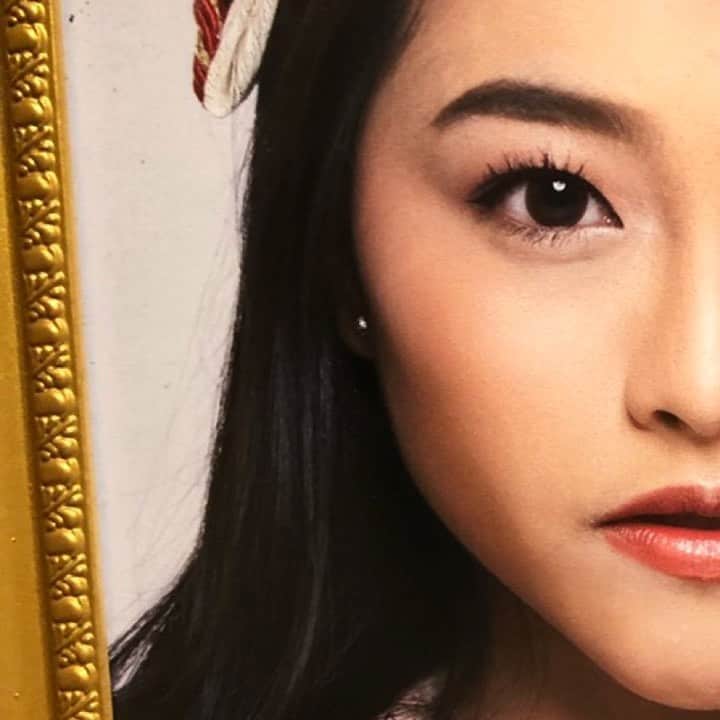 ロナ・アングラエニのインスタグラム：「Literally memandang sebelah mata..」