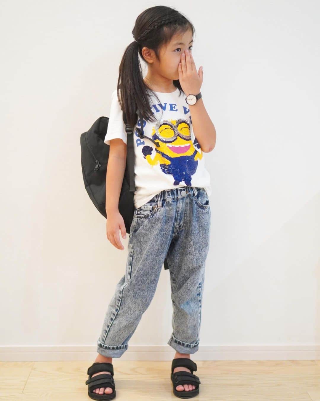 mocchiのインスタグラム：「2020.07.20 こんにちは🌞 ・ 1枚目と2枚目の差はなんでしょう？w ・ ・ 最近の小春のお気に入りの服。 ・ H&M(@hm_kids)の服なんだけど これスパンコールになってて、顔が変わるの🤣♥️ ・ ・ 遊び心あってめちゃくちゃ可愛い🤩 ・ ・ 普段あんまりキャラものとか着せないんだけど これは本人もすごく気に入っててこのままユニバ行きたいくらいw ・ ・ 7/31まで店舗とSNSでミニオングッズが貰えるキャンペーンやってるみたい✨ H&M ミニオン コンテスト で検索すると出てくるよ！ ・ ・ あぁーーユニバ行きたいー！！ ・ ・ ・ #HMxミニオンズ #HMキッズ#HMKids#ad#ミニオンズ#HMxme #ユニバ#ユニバーサルスタジオ#ユニバーサルスタジオジャパン#ユニバコーデ」