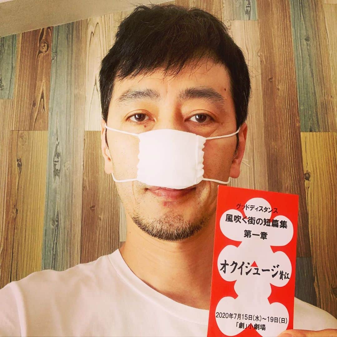 のインスタグラム：「オクイシュージ×久ヶ沢徹「箪笥」 無事に閉幕いたしました。 ご来場のみなさんありがとう。 配信でご覧になったみなさんもありがとう(配信アーカイブは8/2まで視聴出来ます)。  溜め込んでる様々な鬱憤が吹き出したラスト回でした。 予定30分オーバー。 長くなってごめんね。 いまでは決め込んだことだけをやるのが当たり前だけど 20代30代のころはあんなことずっとやってた。ノーガードの打ち合い。 原点回帰でした。  久ヶ沢徹、改めてあんな役者他にはいません。あれが出来る相手は久ヶ沢徹しかいません。 くれぐれも良い子は真似しちゃいけません。 みなさんは見てて疲れたか呆れたかだと思いますが やってる2人は死ぬほど楽しかった。 だから良し!!!!  んじゃまた!!!」