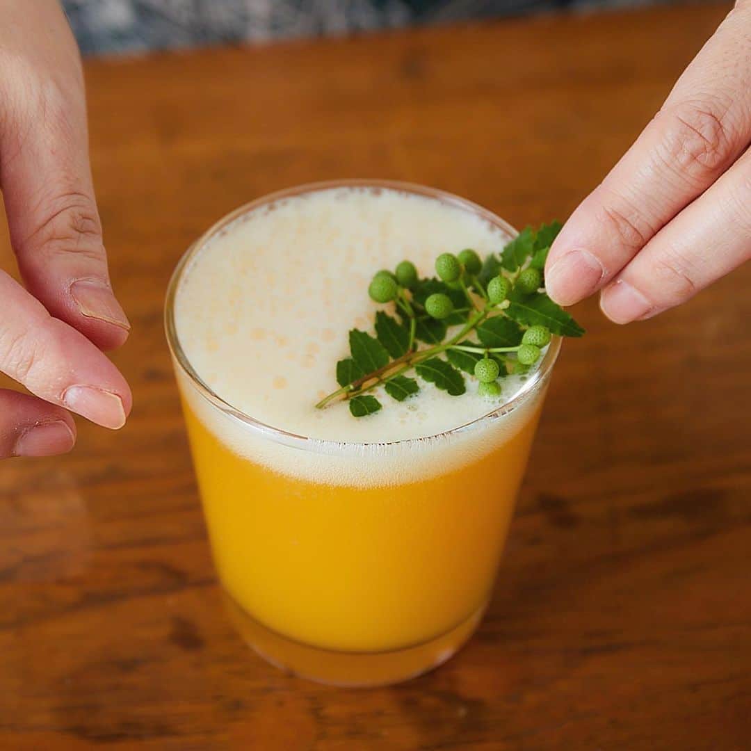 Hanako公式さんのインスタグラム写真 - (Hanako公式Instagram)「ビールが苦手なあなたにも🍊﻿ ちょい足しでできる「ビアカクテル」アレンジ。﻿ ﻿ ﻿ ビールとオレンジジュース、そして山椒の実を浮かべたドリンク。柑橘の酸味で味をしめ、山椒の実で香り付け🌿「山椒の実が手に入らない場合は、山椒パウダーでもOKです。山椒以外のアレンジとして、ローズマリーやレモングラス、ミントなども合いそう」﻿ ﻿ 【用意するもの】﻿ ・ビール﻿ ・果汁100％のオレンジジュース﻿ ・山椒の実﻿ ﻿ 【作り方】﻿ 1.オレンジジュースをグラスの半分くらいまで注ぐ。﻿ 2.残り半分のグラスにビールを注ぐ。﻿ 3.山椒の実をのせたら完成！﻿ ﻿ ●Navigator／児島麻理子﻿ ライター・PRコンサルタント。出版社を経て、2008年より洋酒メーカーで広報を担当。現在は独立し、飲食・ライフスタイルの分野でライター、PRコンサルタントとして活動。趣味はアートとバーを楽しむこと。これまでに世界7ヶ国以上の蒸留所やバーをめぐる。Hanako.tokyoで『児島麻理子の「TOKYO、会いに行きたいバーテンダー」』を連載中。﻿ ﻿ #Hanako #Hanako_magazine #stayhome  #おうちカフェ#家飲み #宅飲み #ビアカクテル #クラフトビール #お酒レシピ#ビール好き #ひとり呑み #せんべろ #おすすめ酒 #おつまみ部」7月20日 17時20分 - hanako_magazine
