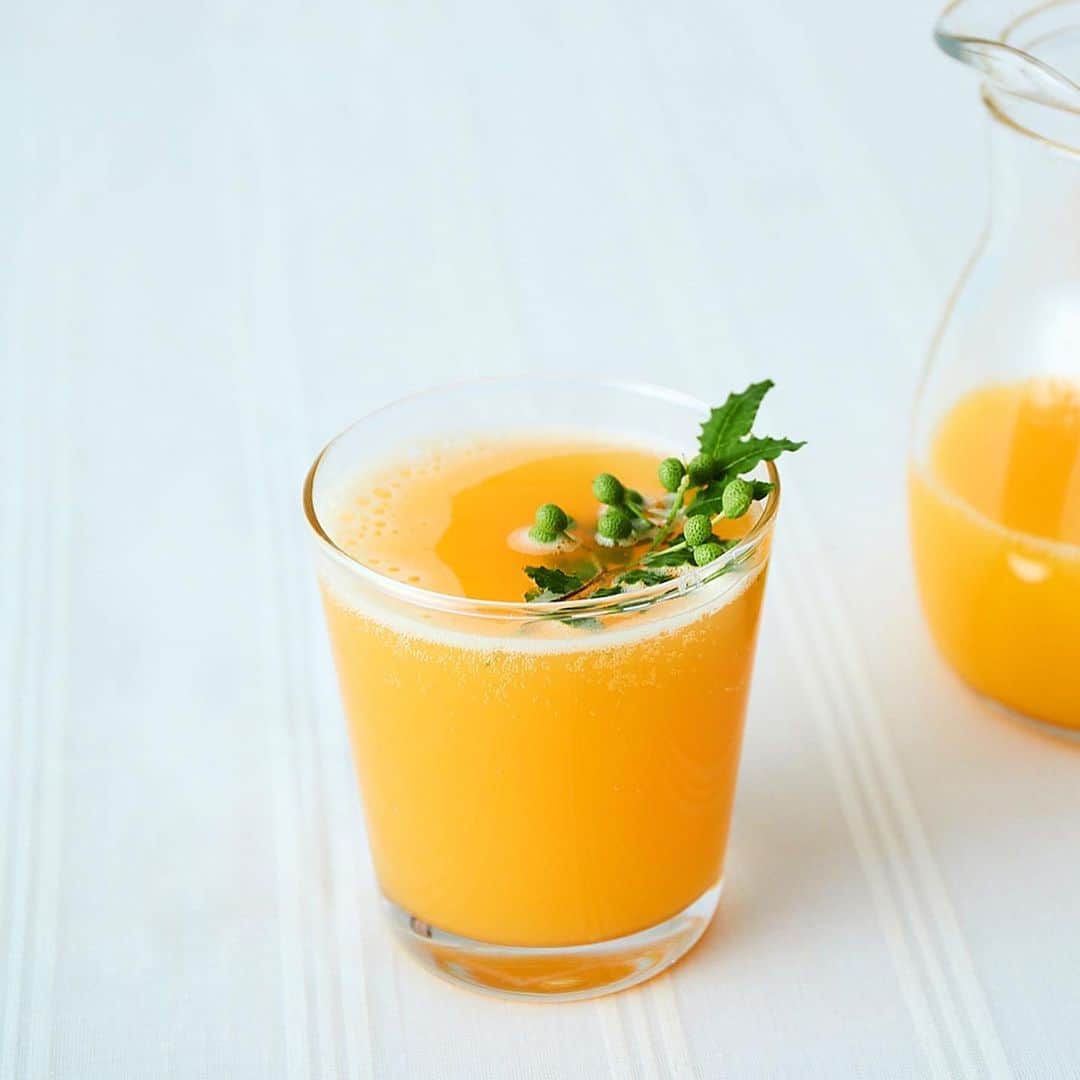 Hanako公式さんのインスタグラム写真 - (Hanako公式Instagram)「ビールが苦手なあなたにも🍊﻿ ちょい足しでできる「ビアカクテル」アレンジ。﻿ ﻿ ﻿ ビールとオレンジジュース、そして山椒の実を浮かべたドリンク。柑橘の酸味で味をしめ、山椒の実で香り付け🌿「山椒の実が手に入らない場合は、山椒パウダーでもOKです。山椒以外のアレンジとして、ローズマリーやレモングラス、ミントなども合いそう」﻿ ﻿ 【用意するもの】﻿ ・ビール﻿ ・果汁100％のオレンジジュース﻿ ・山椒の実﻿ ﻿ 【作り方】﻿ 1.オレンジジュースをグラスの半分くらいまで注ぐ。﻿ 2.残り半分のグラスにビールを注ぐ。﻿ 3.山椒の実をのせたら完成！﻿ ﻿ ●Navigator／児島麻理子﻿ ライター・PRコンサルタント。出版社を経て、2008年より洋酒メーカーで広報を担当。現在は独立し、飲食・ライフスタイルの分野でライター、PRコンサルタントとして活動。趣味はアートとバーを楽しむこと。これまでに世界7ヶ国以上の蒸留所やバーをめぐる。Hanako.tokyoで『児島麻理子の「TOKYO、会いに行きたいバーテンダー」』を連載中。﻿ ﻿ #Hanako #Hanako_magazine #stayhome  #おうちカフェ#家飲み #宅飲み #ビアカクテル #クラフトビール #お酒レシピ#ビール好き #ひとり呑み #せんべろ #おすすめ酒 #おつまみ部」7月20日 17時20分 - hanako_magazine