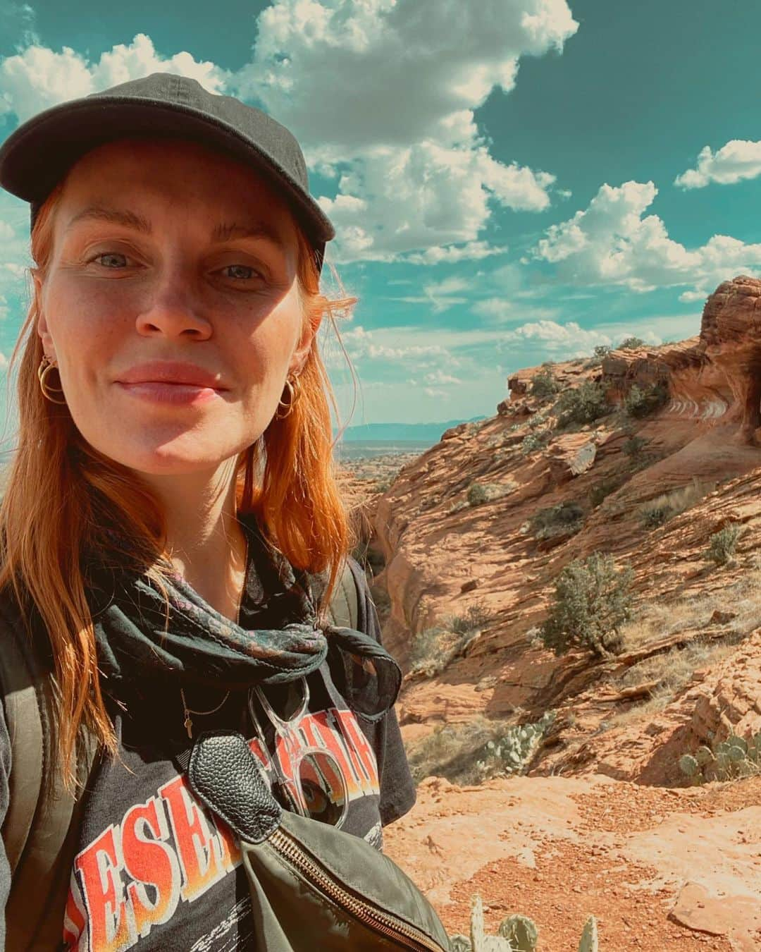 フィービー・ダールさんのインスタグラム写真 - (フィービー・ダールInstagram)「Photo taken 5 minutes before I was very rudely stung by a bee on my wrist, in the middle of nowhere, minding my own business. Im allergic to bees, so i panicked for a split second, but it just swelled up and itched like crazy for days...silver lining - I’m ok, but sadly the bee is not because they die as soon as they release their stinger 😰 🐝 RIP」7月20日 17時23分 - phoebe