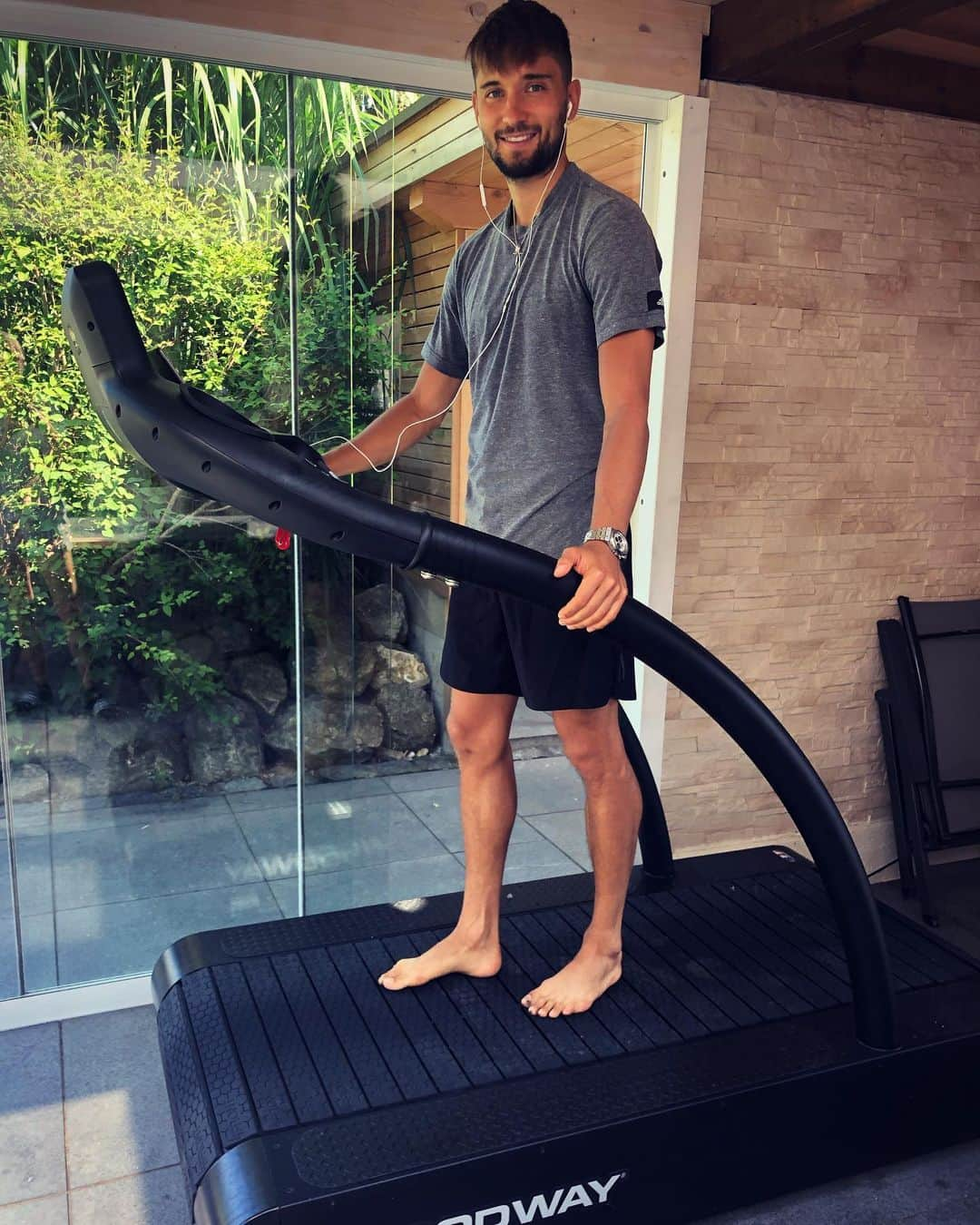 モリッツ・ライトナーのインスタグラム：「#mondaymotivation 🦾 It’s monday get up and do what you have to do until you can do what you want to do!! ⚽️👌 #football #recovery #rehab #stepbystep #munich #norwich #woodway #walk #adidas」