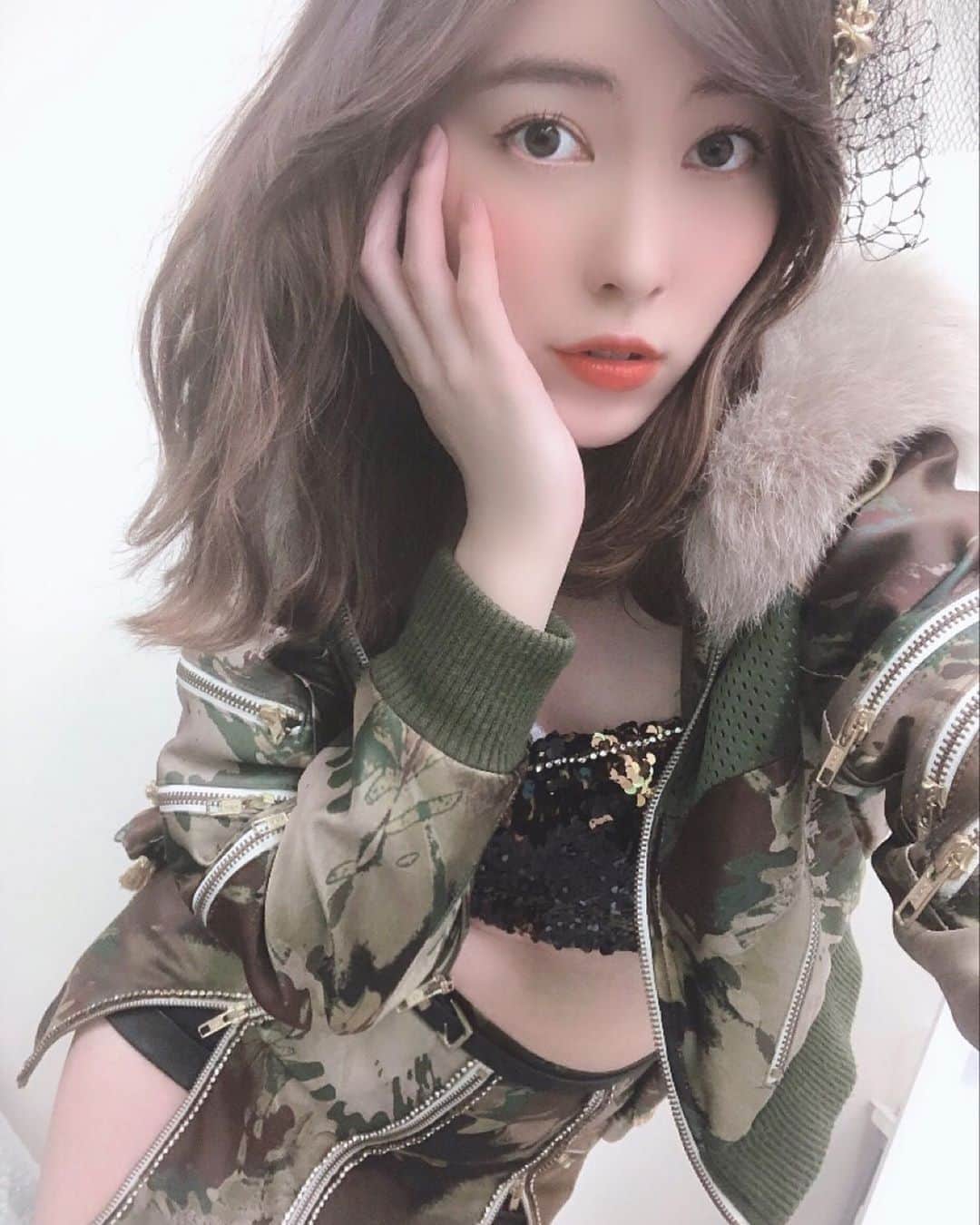 のインスタグラム：「ヘアカット前😘👠 #before  #hairstyle #衣装 #赤いピンヒールとプロフェッサー  #👠 #love  #longhair  #巻き髪 #wave」