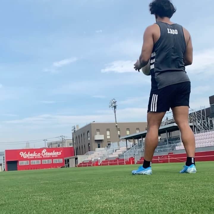 山中亮平のインスタグラム：「キック練習🏉 自陣15mぐらいから敵陣10mぐらいまで。まっすぐドーーーーン！！！ . . . #kobelcosteelers  #kicking #回転はあまり気にしない #まっすぐ飛ばす #ラグビーしたい」