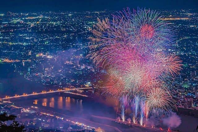 JALさんのインスタグラム写真 - (JALInstagram)「. Roughly 30,000 fireworks light up the sky at the spectacular Nagara River Firework Festival. Hoping that the show will go on next year. #FreshAirJuly  約3万発の花火が夜空を華々しく彩る #長良川花火大会 🎆 来年は見られますように✨ . . Photo by @sanga3 Post your memories with #FlyJAL  #JapanAirlines #japan #gifu #fireworks #sky_marvels」7月20日 17時30分 - japanairlines_jal