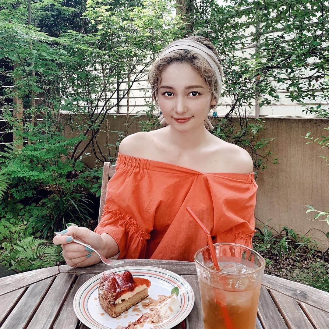 のインスタグラム：「. . いつかのタルトケーキ♡ ここのテラス最高やった♡ 久しぶりのsidebyside🧚‍♀️ . . #sidebyside #emma #cosplay #cosplayer #コスプレ #コスプレイヤー #エマ #チアコマ #約束のネバーランド #promisedneverland #サイドバイサイド #fashion #makeup #cosplaymakeup #コスプレメイク」