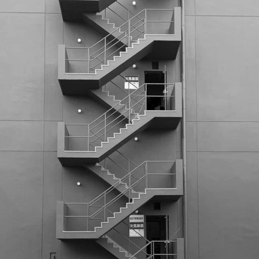 渡邊智子のインスタグラム：「. 階段のガタガタのラインだけ 色がちがうのなんか、いい。 ♾♾♾」